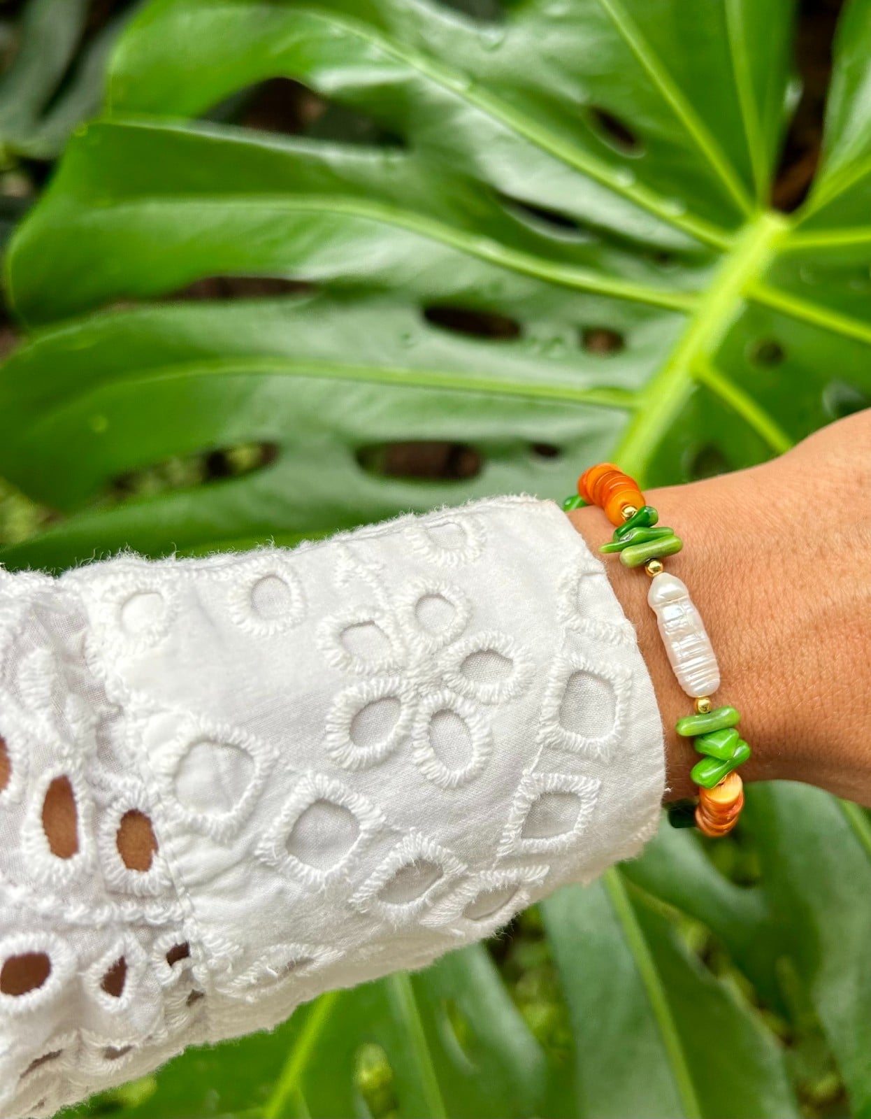 Handgemaakte tropische ocean armbanden met schelpkralen en zoetwaterparel