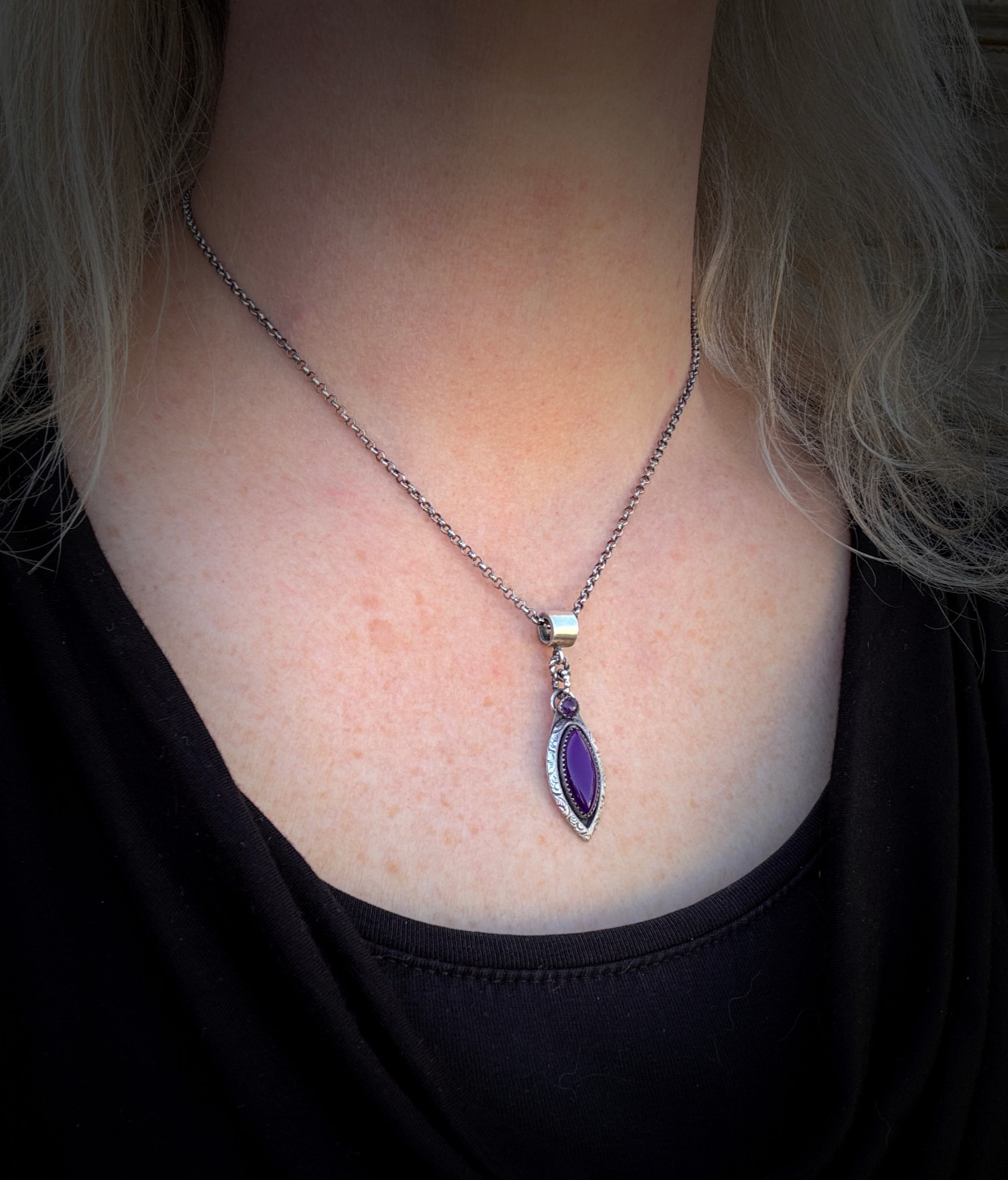 Handgemaakte zilveren hanger met agaat en amethist – unieke blauw/paarse edelsteen hanger