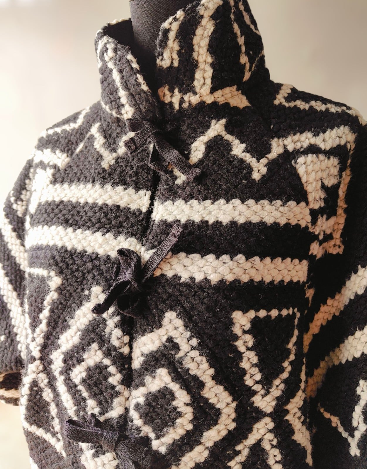 Handgemaakte wollen jas met textuur