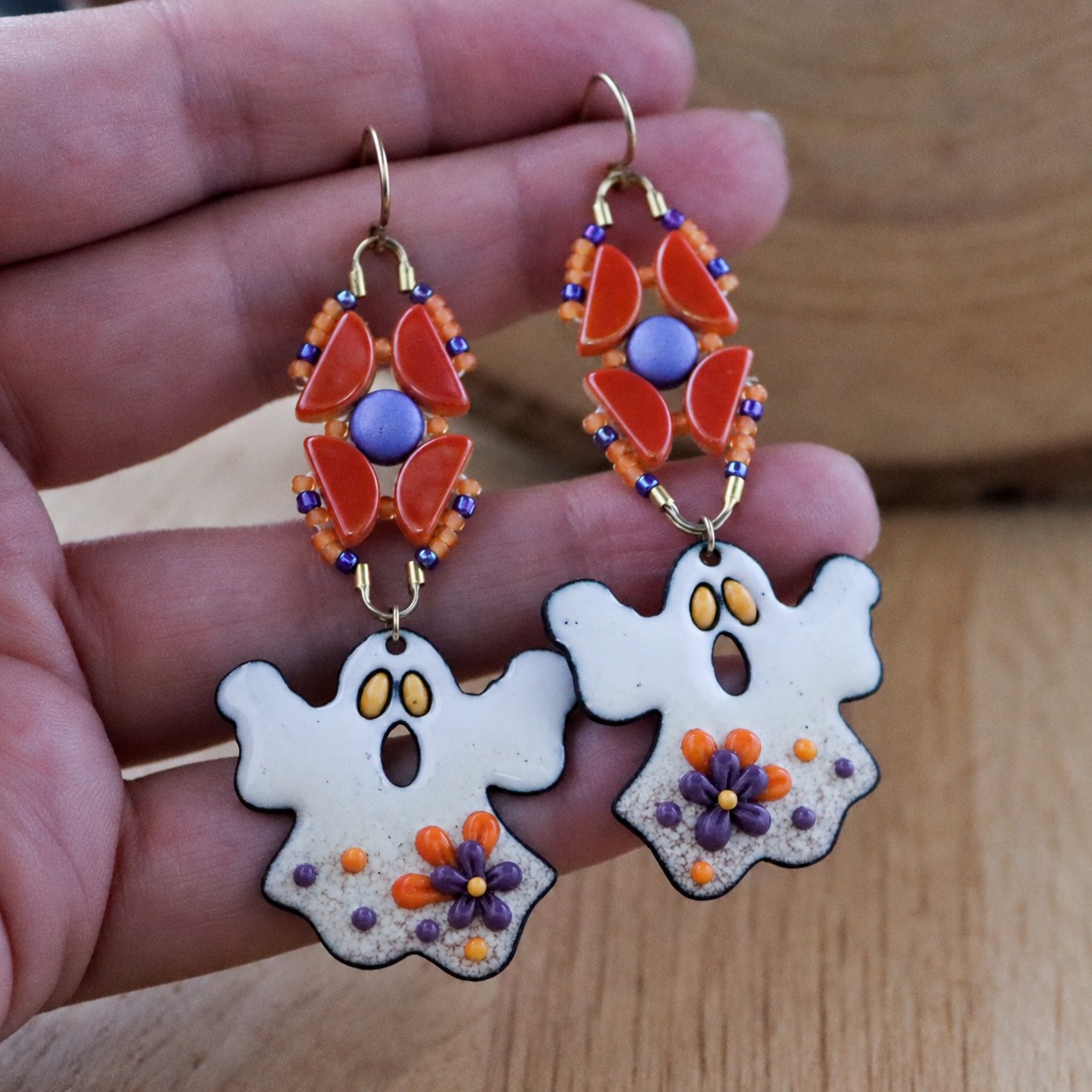 Spooky & Halloween – enamel spook oorbellen met kralenwerk
