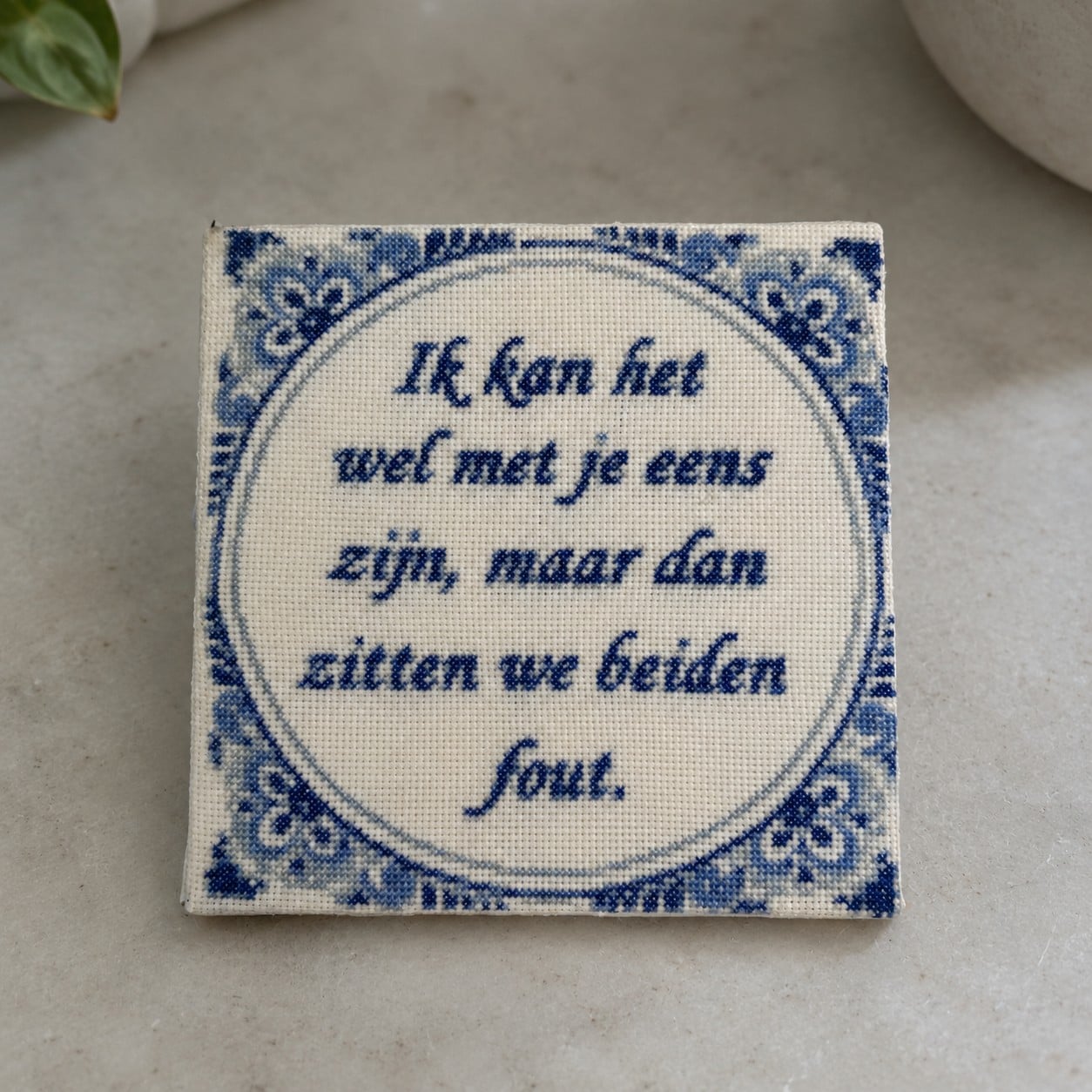 Delfts blauw tegeltje met tekst – handgeborduurd en uniek – grapp… - 152286 Delfts blauw tegeltje met tekst – handgeborduurd en uniek – grappige spreuk – 15 x 15 cm