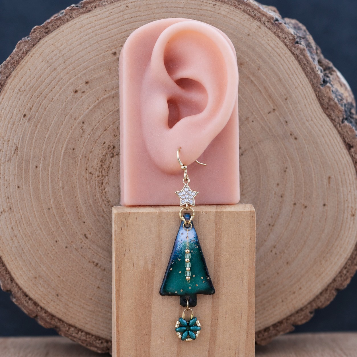 Kerstnostalgie & Gouden lichtjes, emaille kerstboom oorbellen met gro… - 152550 Kerstnostalgie & Gouden lichtjes, emaille kerstboom oorbellen met groene agaat