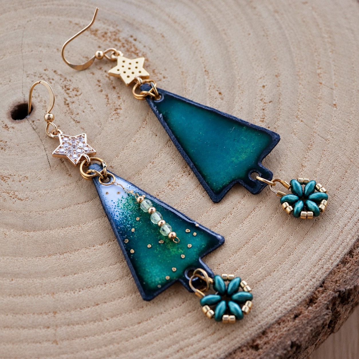 Kerstnostalgie & Gouden lichtjes, emaille kerstboom oorbellen met gro… - 152551 Kerstnostalgie & Gouden lichtjes, emaille kerstboom oorbellen met groene agaat