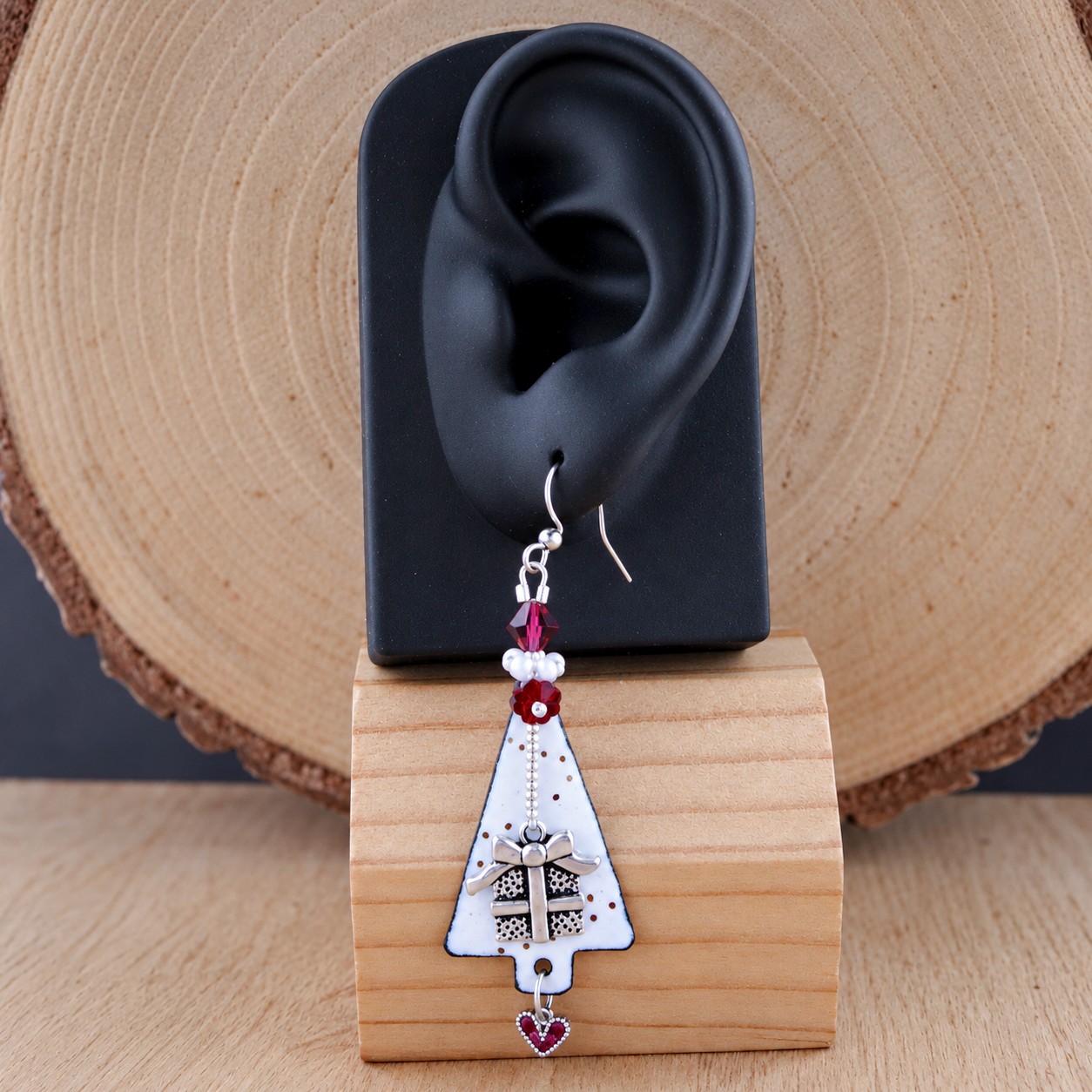 Witte Kerst & Cadeautjes uitpakken, emaille kerstboom oorbellen met S… - 152525 Witte Kerst & Cadeautjes uitpakken, emaille kerstboom oorbellen met Swarovski