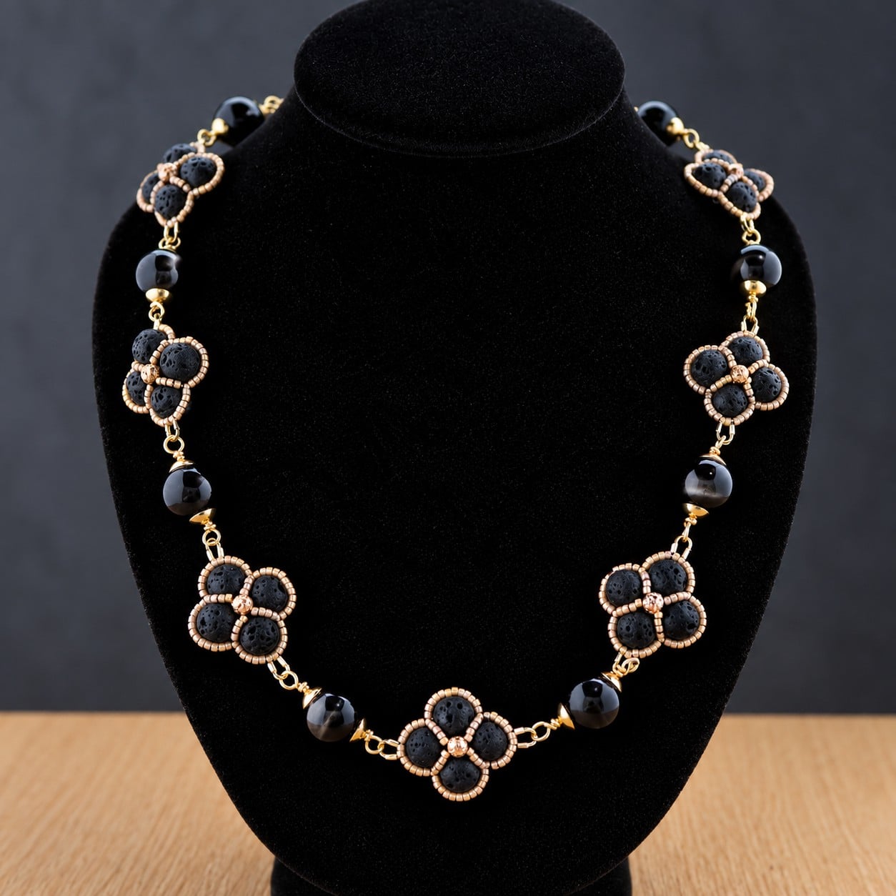 Zwarte Elegantie & Gouden Bloemen, handgeweven ketting met lavasteen en obsidiaan
