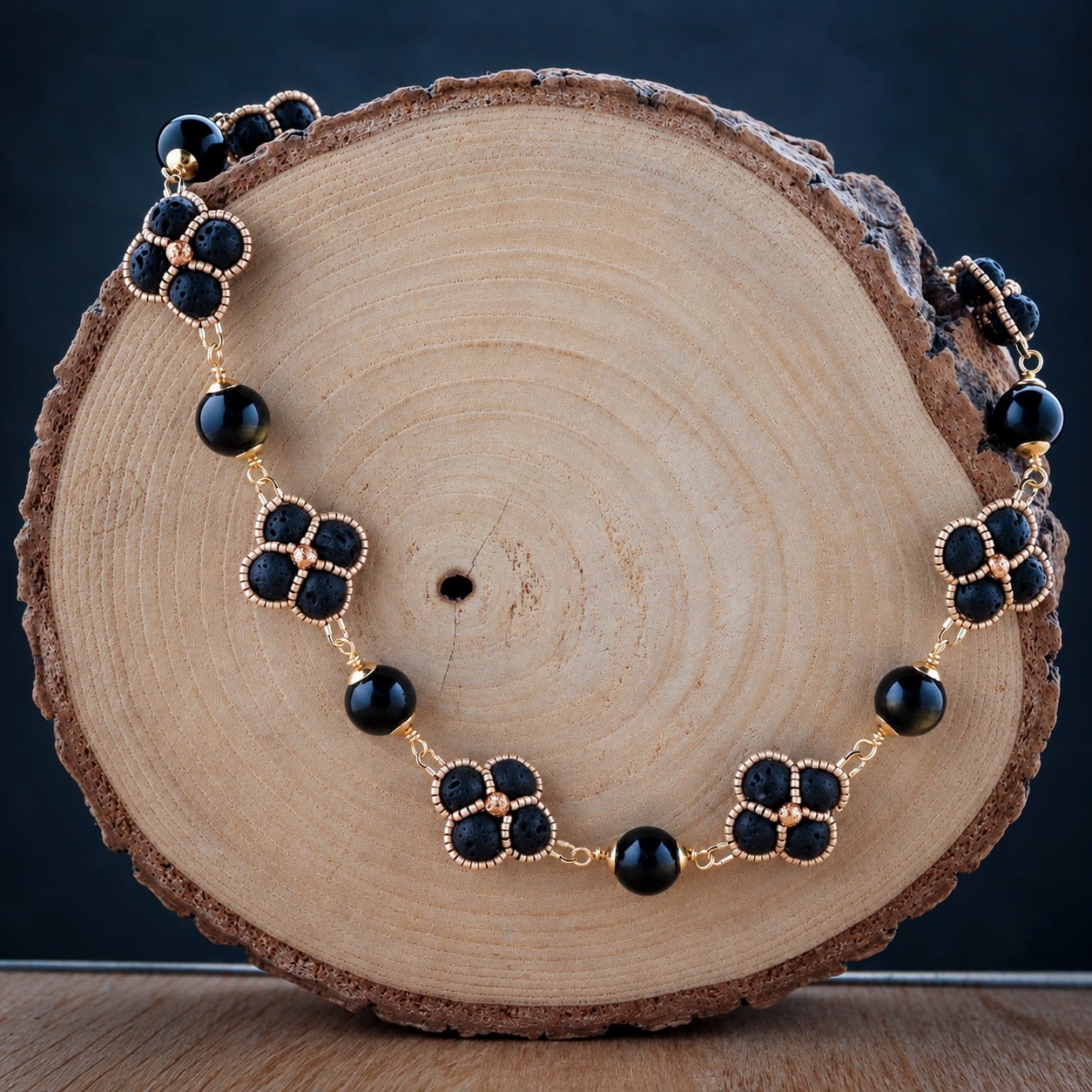 Zwarte Elegantie & Gouden Bloemen, handgeweven ketting met lavasteen en obsidiaan