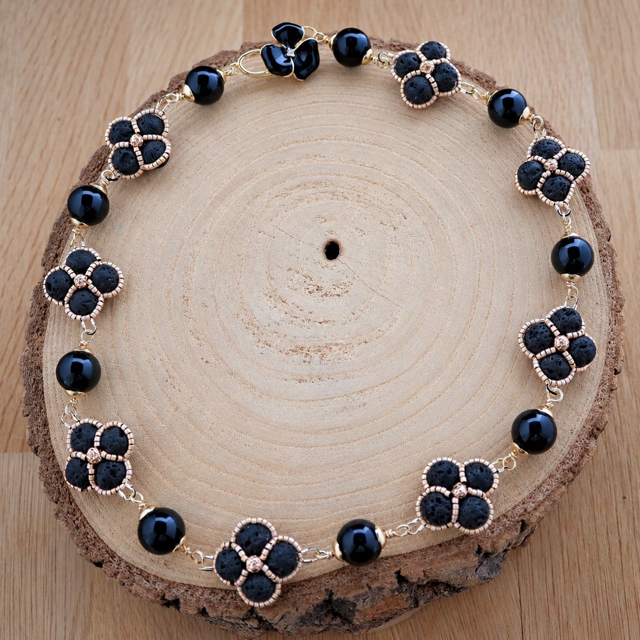 Zwarte Elegantie & Gouden Bloemen, handgeweven ketting met lavasteen en obsidiaan