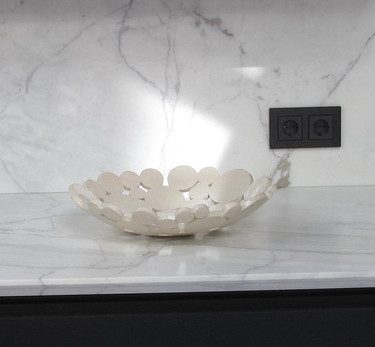 Handgemaakte schaal keramiek (variant), gesigneerd en genummerd(Ø 40… - 109144 Handgemaakte schaal keramiek (variant), gesigneerd en genummerd(Ø 40 cm) Nicolaas Maathuis (NIC-O)