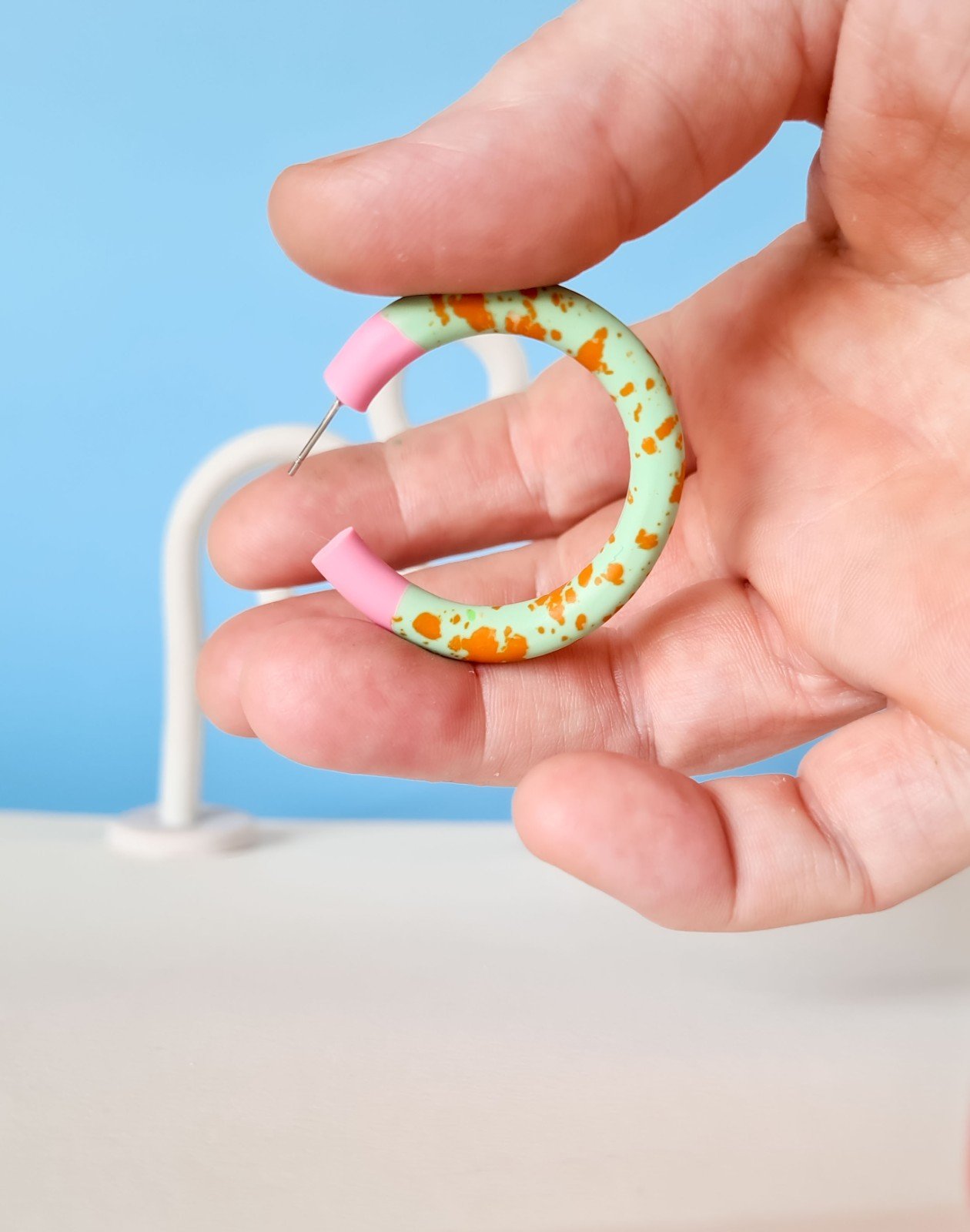 handgemaakte gespikkelde hoepeloorbellen uit polymeer klei in verschillende kleurencombinaties