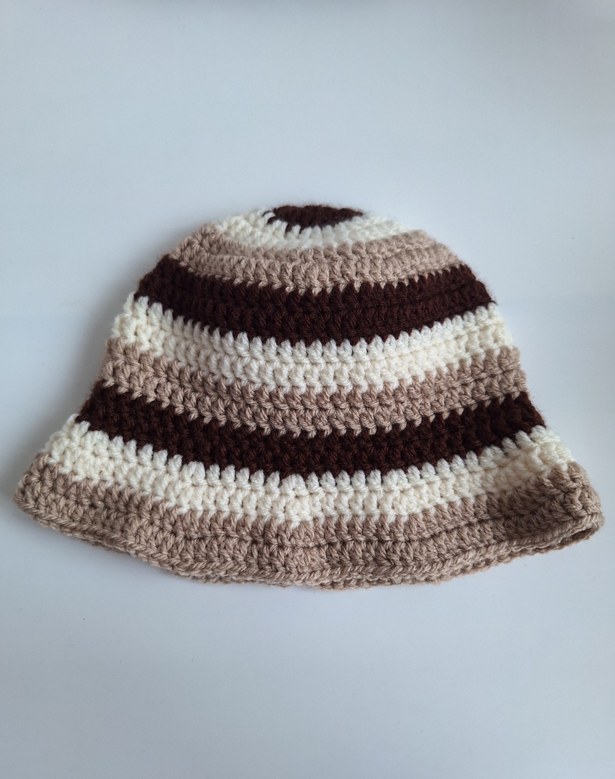 Gehaakt baby zonnehoedje 'Bruin, crème en beige'