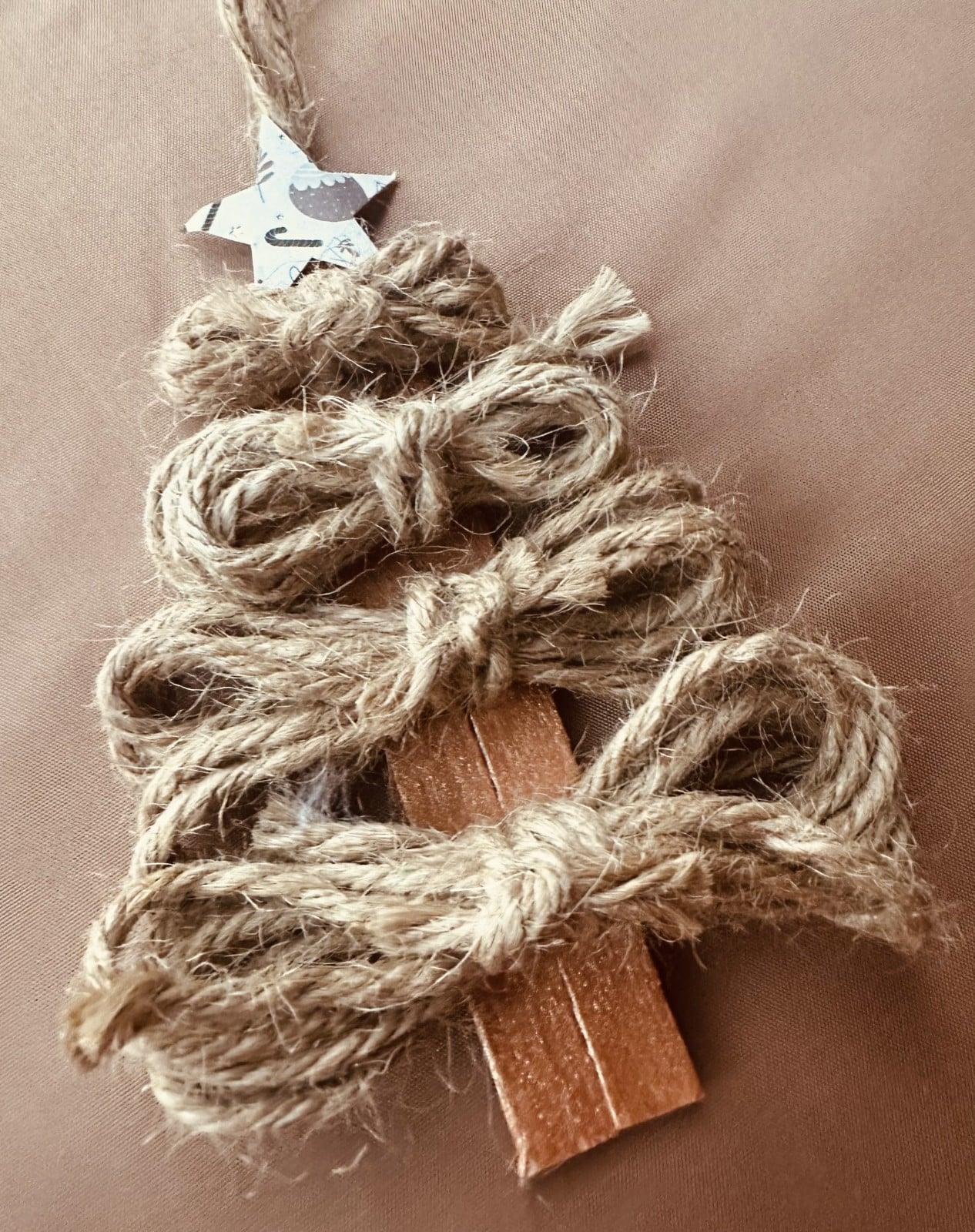 Kerstboom met strikjes – handgemaakte kerstdecoratie