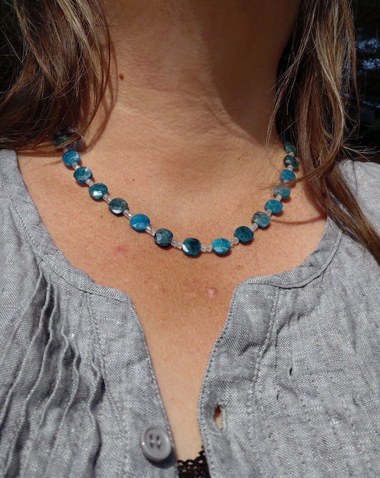 Blue Sky: ketting met blauwe apatiet en maansteen