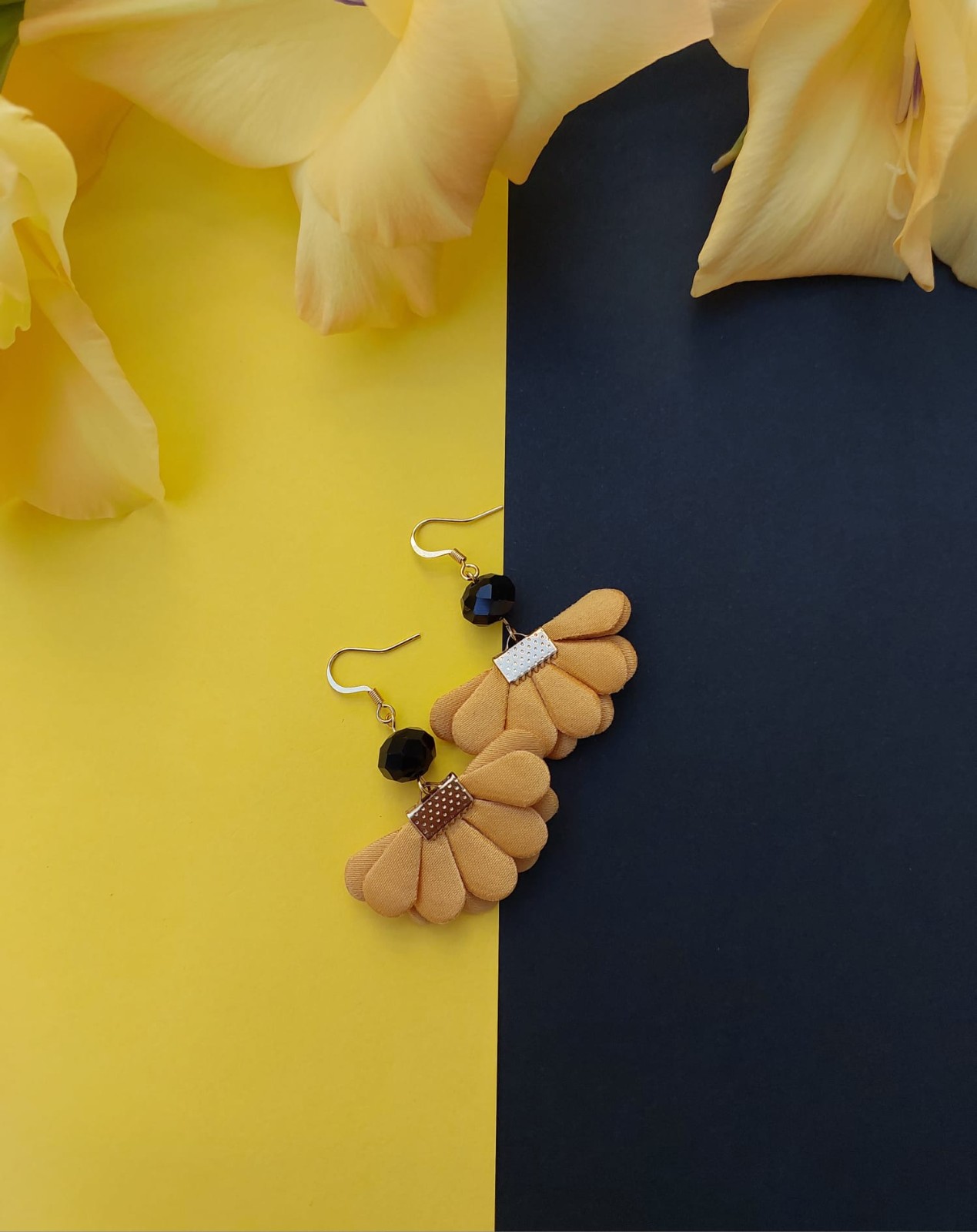 Daisy Petal Earrings - Yellow - 59028.jpeg Daisy bloemblaadje oorbellen - geel