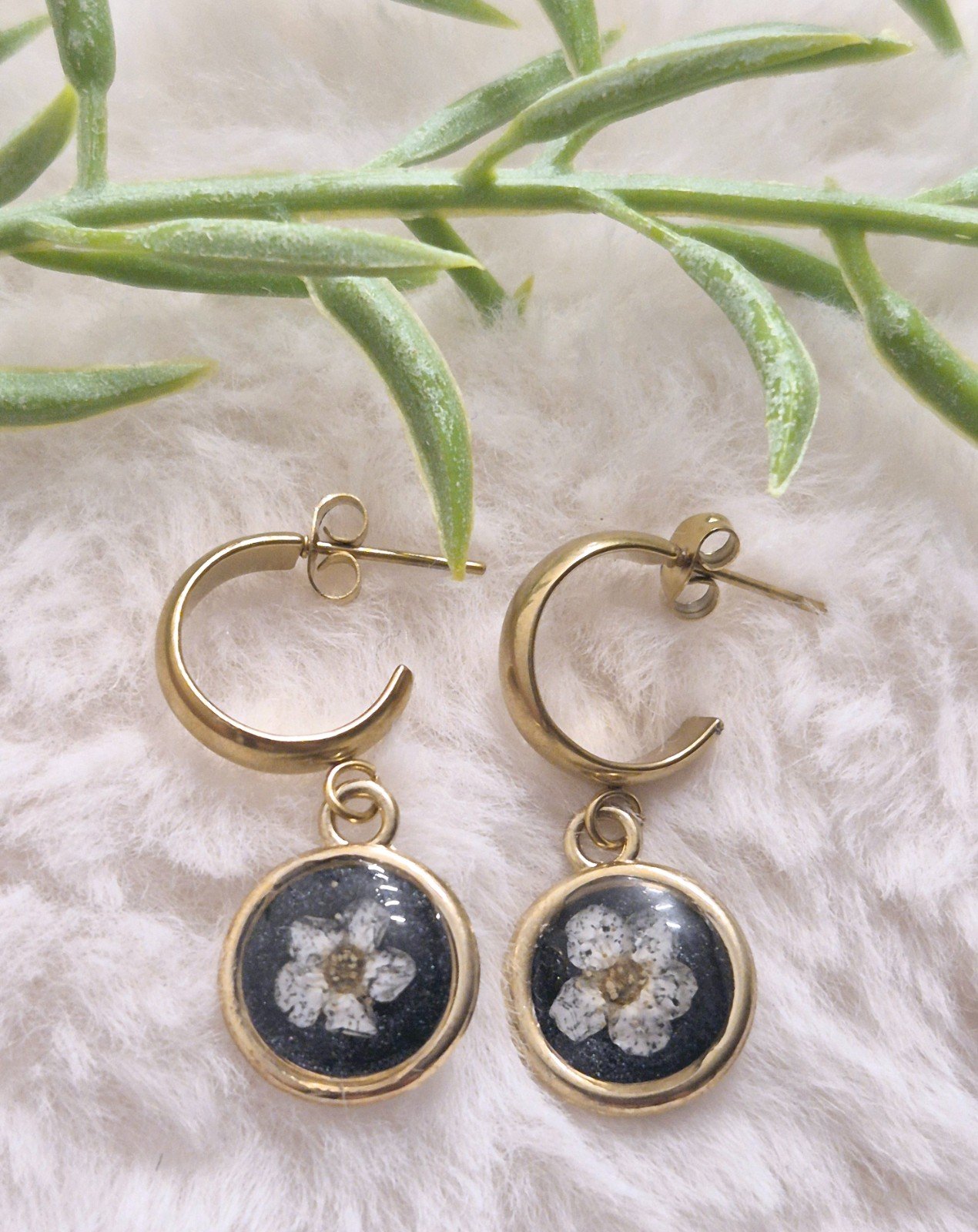 Zwarte met witte bloemen resin oorbellen