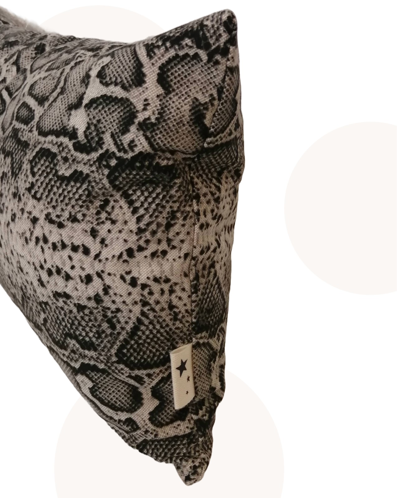Handgemaakt kussen met slangenprint | Stoer & tijdloos