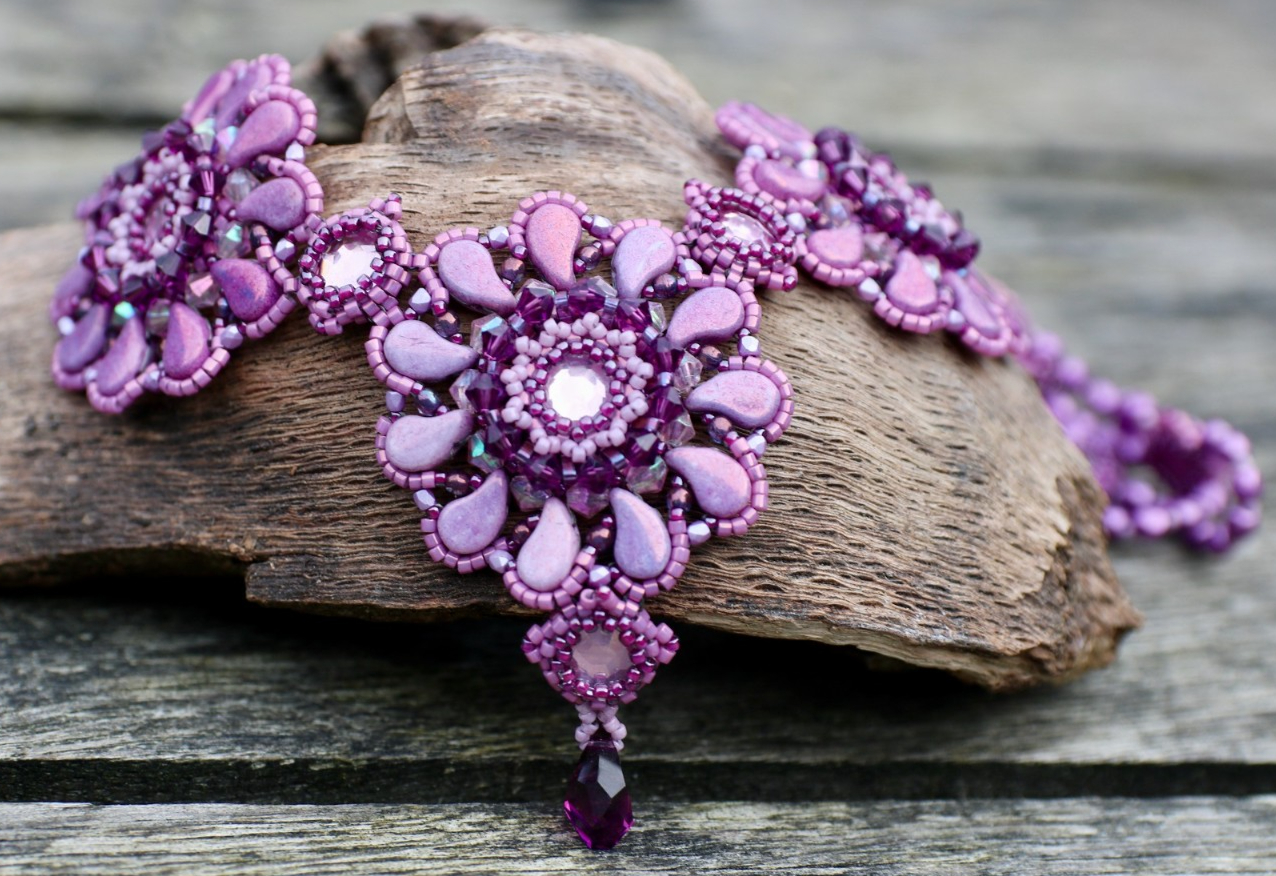 Handgemaakte statement ketting ‘Poppy' pink/amethyst met Swarovski kristallen en Paisley Duo’s – Feest, gala statement