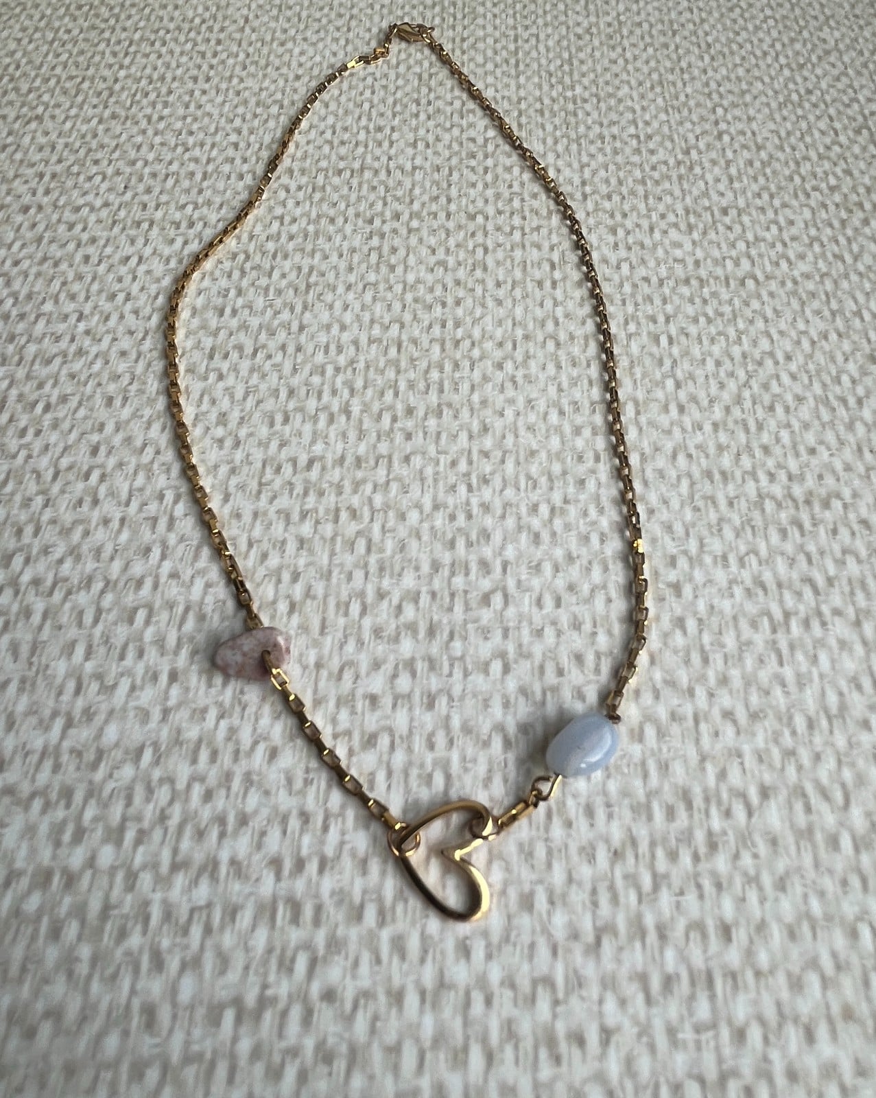 Vergulde ketting met hartje en kraaltjes van agaat en jaspis