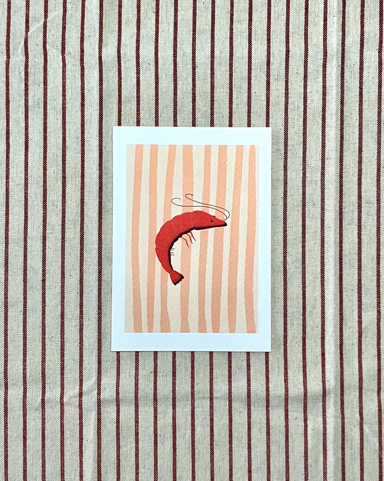 Rode garnaal kunstkaart - minimalistische zeevruchten illustratie voor keuken | A6 print 10x15 cm - 75625.jpeg Rode garnaal kunstkaart - minimalistische zeevruchten illustratie voor keuken | A6 print 10x15 cm