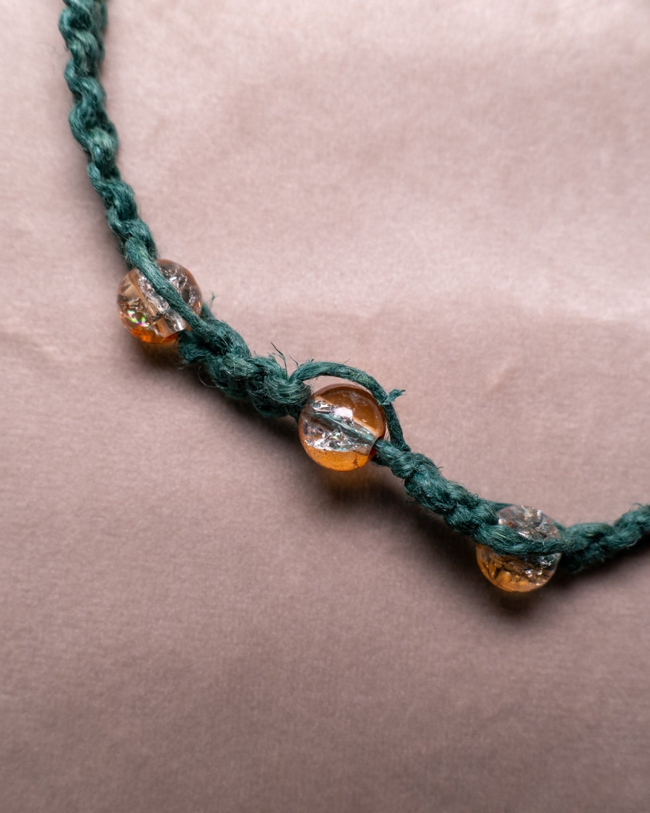 Groene hennep armband met oranje crackle glaskralen