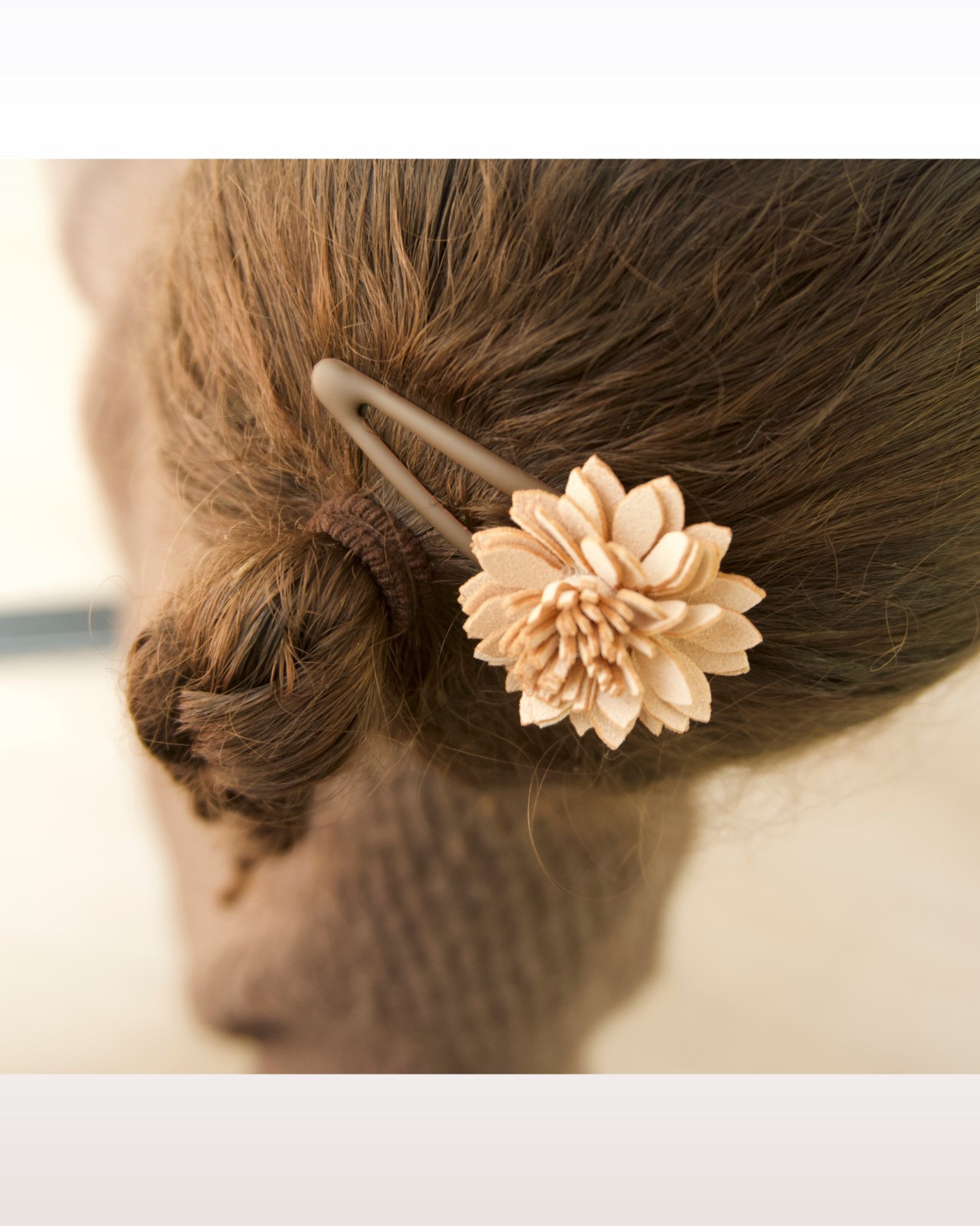 Haarspeld bloem kunstleer (naturel/bruin)