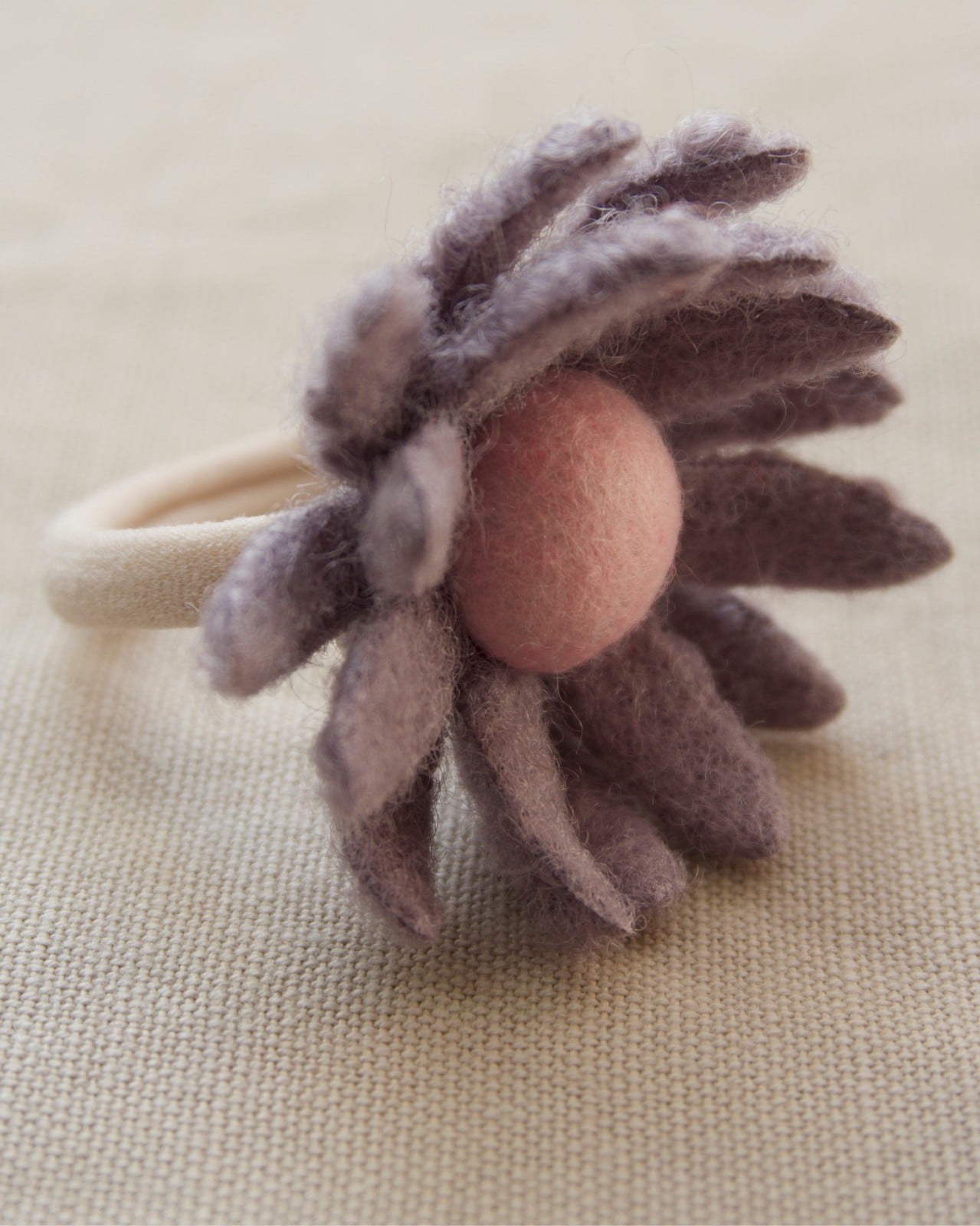 Vivy [haarelastiek bloem van wol]