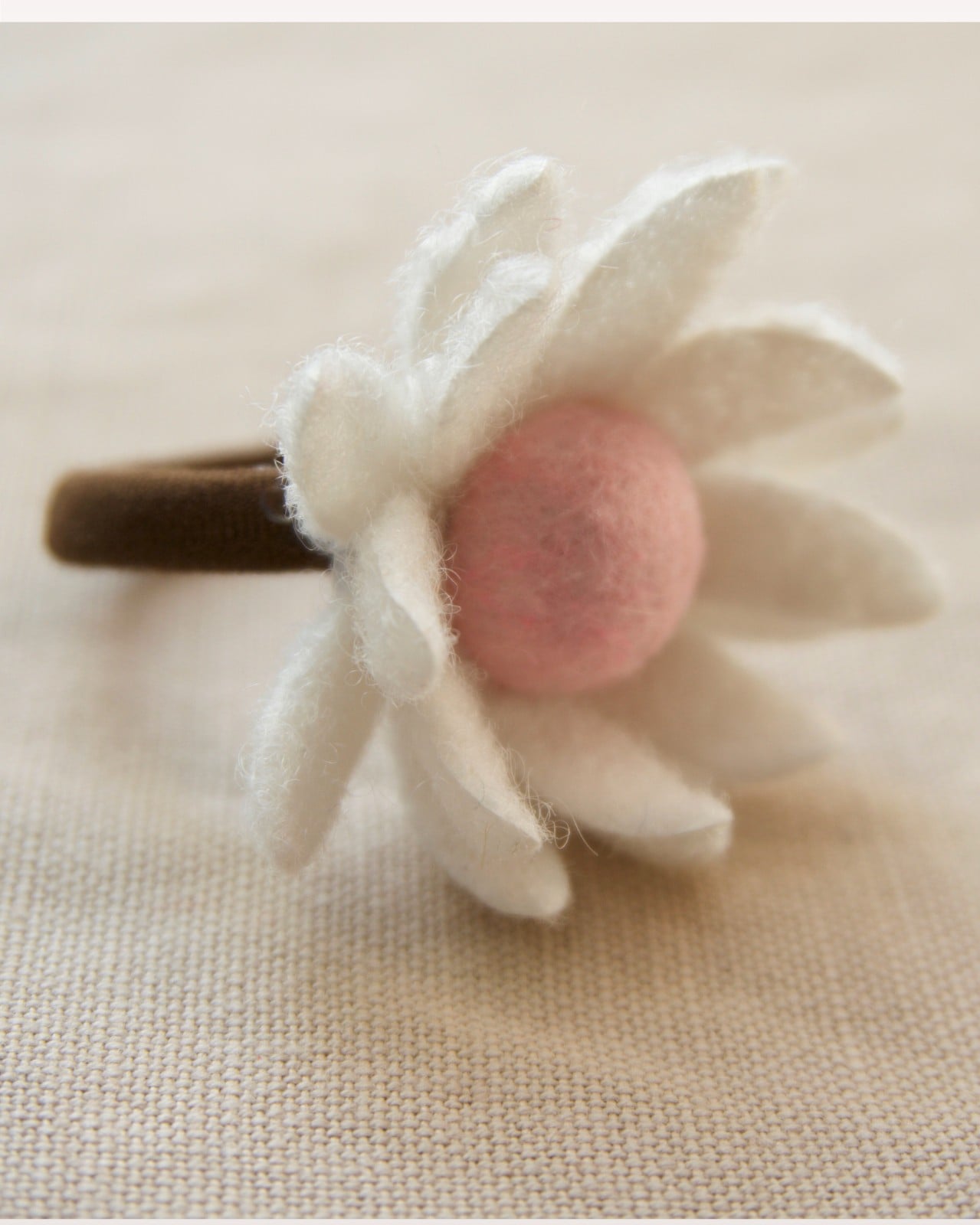 Vivy [haarelastiek bloem van wol]