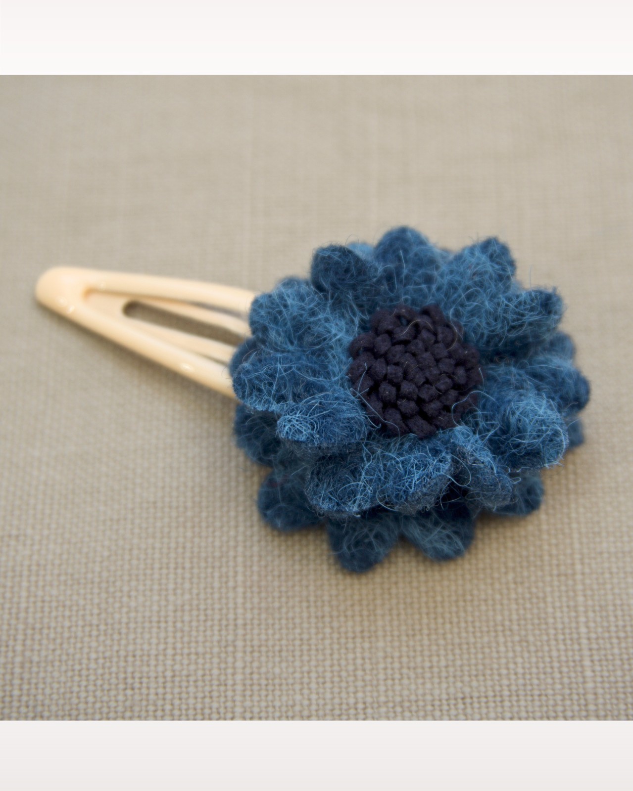 Wollig harige bloem 4,5cm (glimmende haarspeld) - 117947 Wollig harige bloem 4,5cm (glimmende haarspeld)