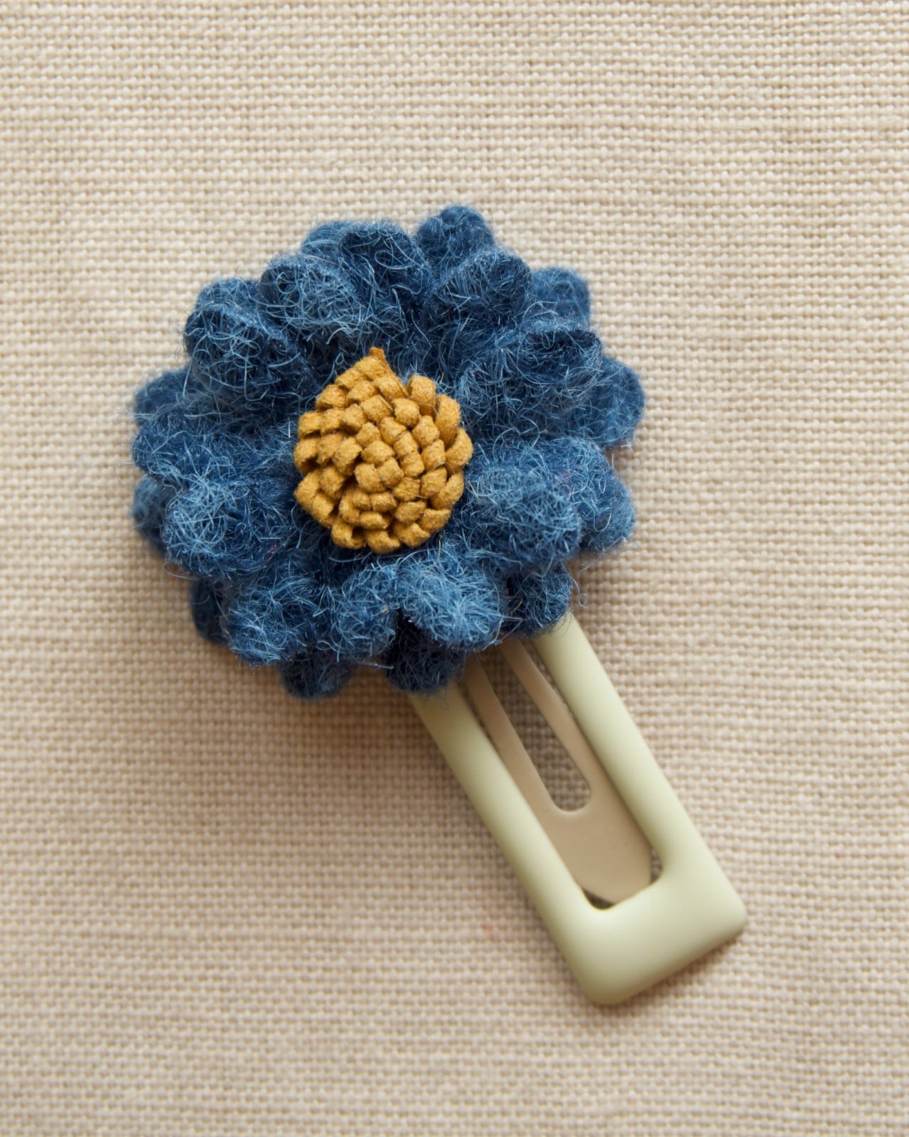 Wollige harige bloem op matte haarspeld 4,5cm - 117290 Wollige harige bloem op matte haarspeld 4,5cm