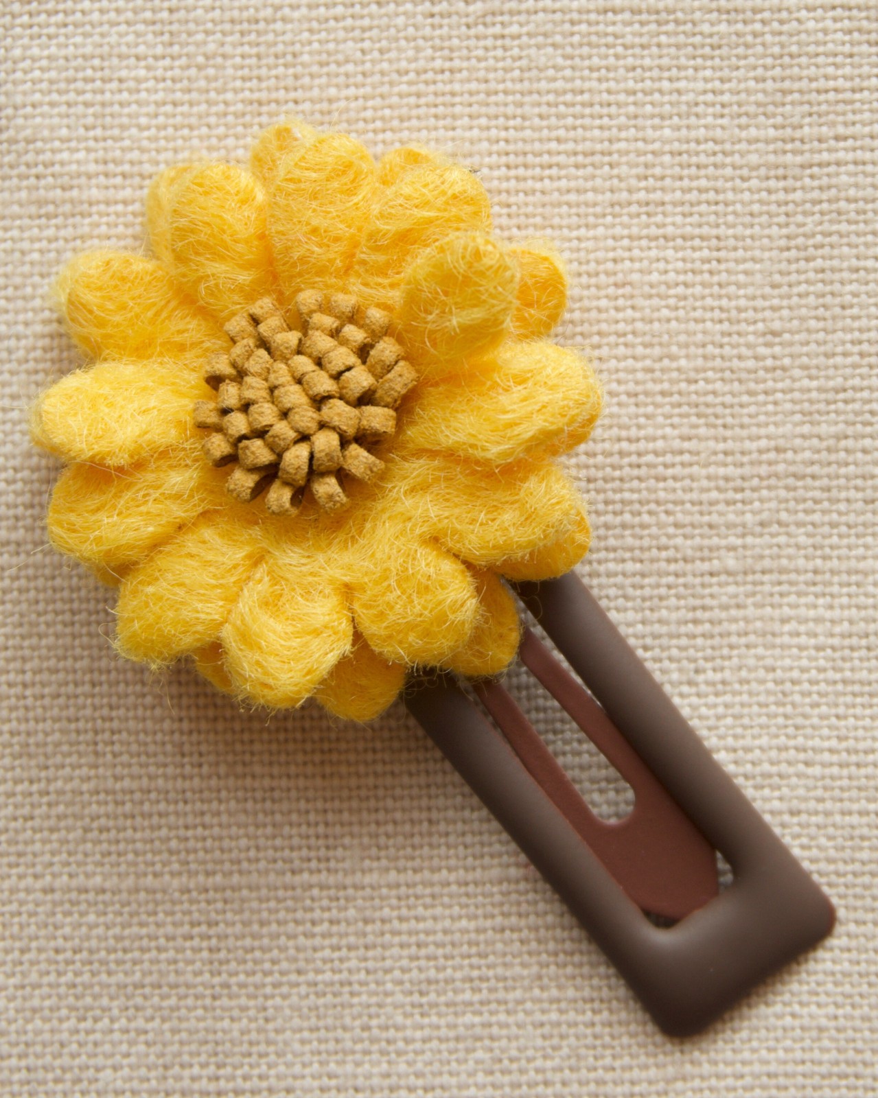 Wollige harige bloem op matte haarspeld 4,5cm - 117291 Wollige harige bloem op matte haarspeld 4,5cm