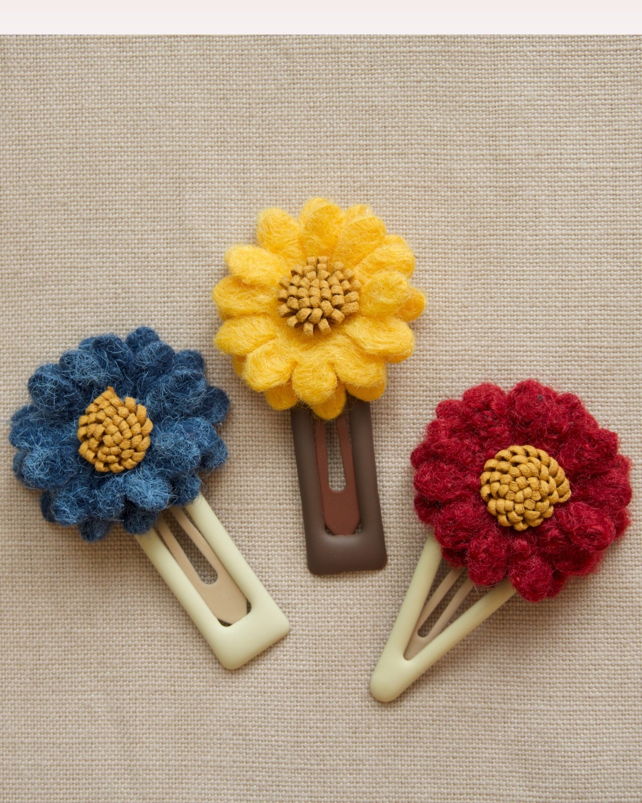 Wollige harige bloem op matte haarspeld 4,5cm - 117292 Wollige harige bloem op matte haarspeld 4,5cm