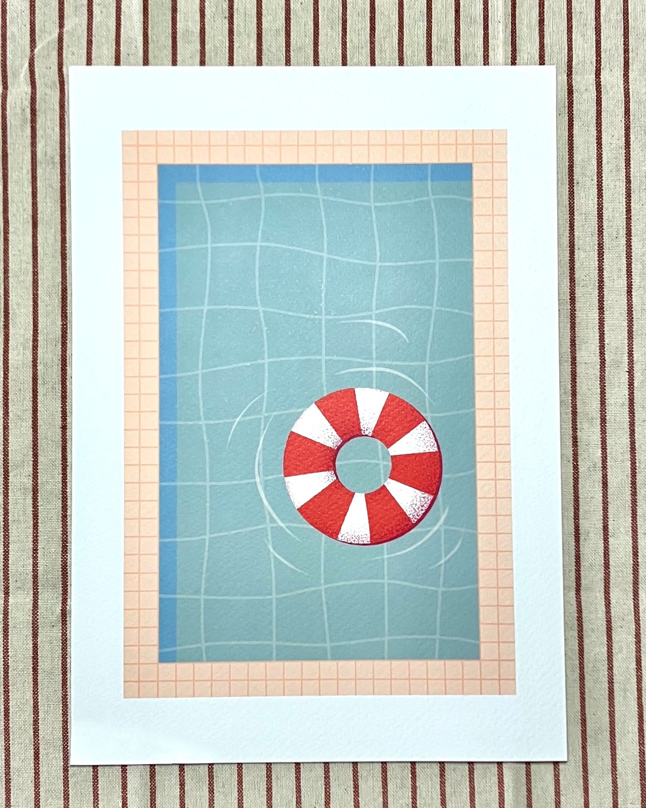 Zwembad met rode zwemband kunstprint – moderne zomerse illustratie | A4 poster 21x30 cm - 75708.jpeg Zwembad met rode zwemband kunstprint – moderne zomerse illustratie | A4 poster 21x30 cm