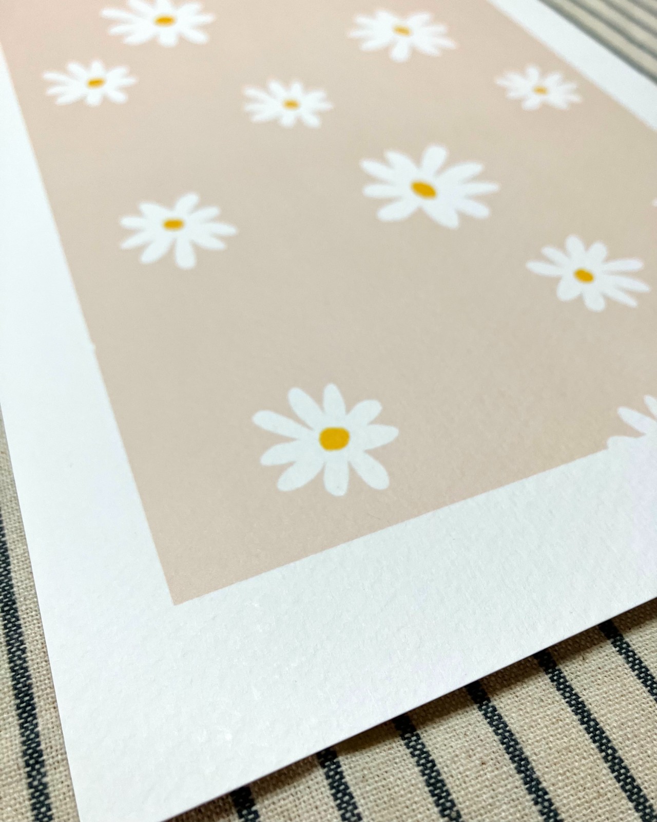 Pastel madeliefjes kunstprint – zachte bloemenillustratie | A4 poster 21x30 cm