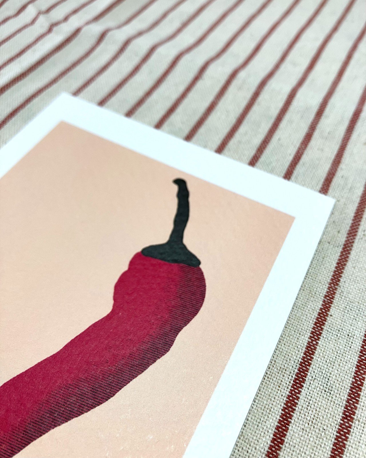 Rode chilipeper kunstkaart - pittige en minimalistische illustratie voor keuken | A6 print 10x15 cm