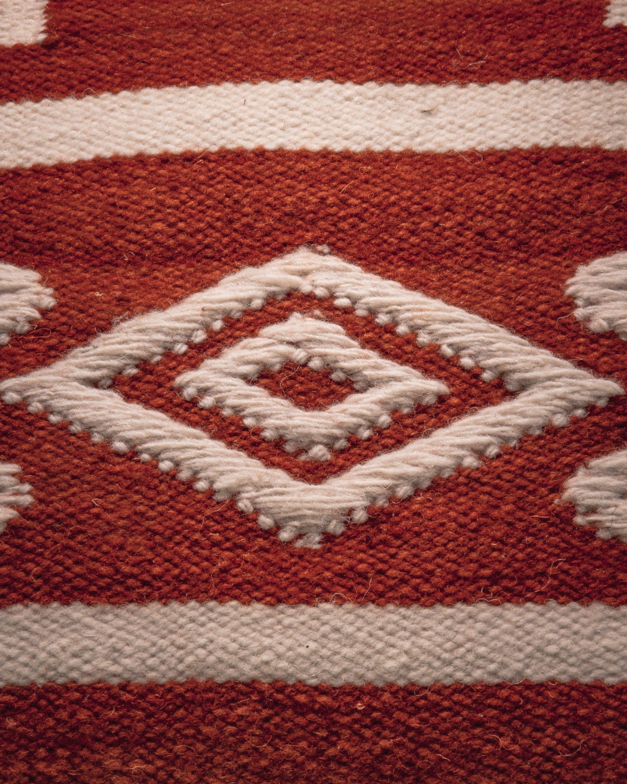 Handgeweven bruin schapenwollen kussen (bank of woonkamer)