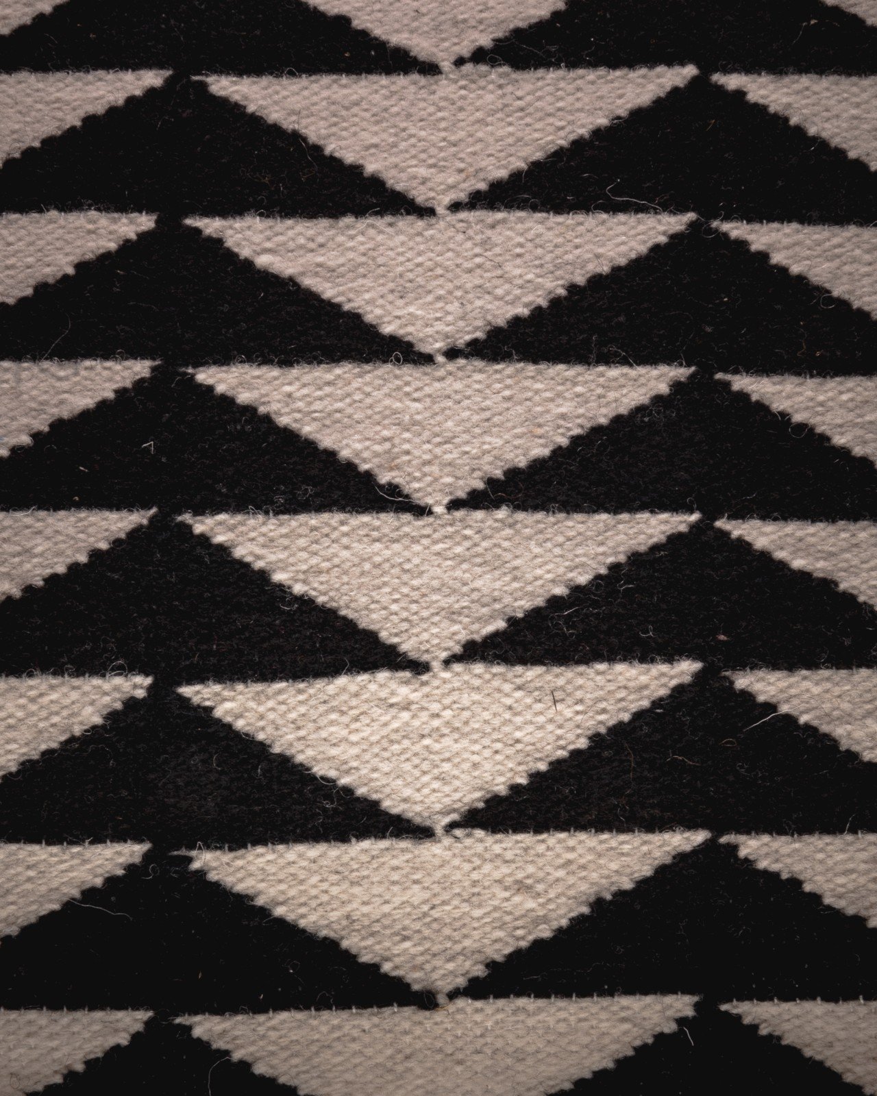 Handgeweven schapenwollen kussen met zwart of geel driehoekpatroon (bank of woonkamer)