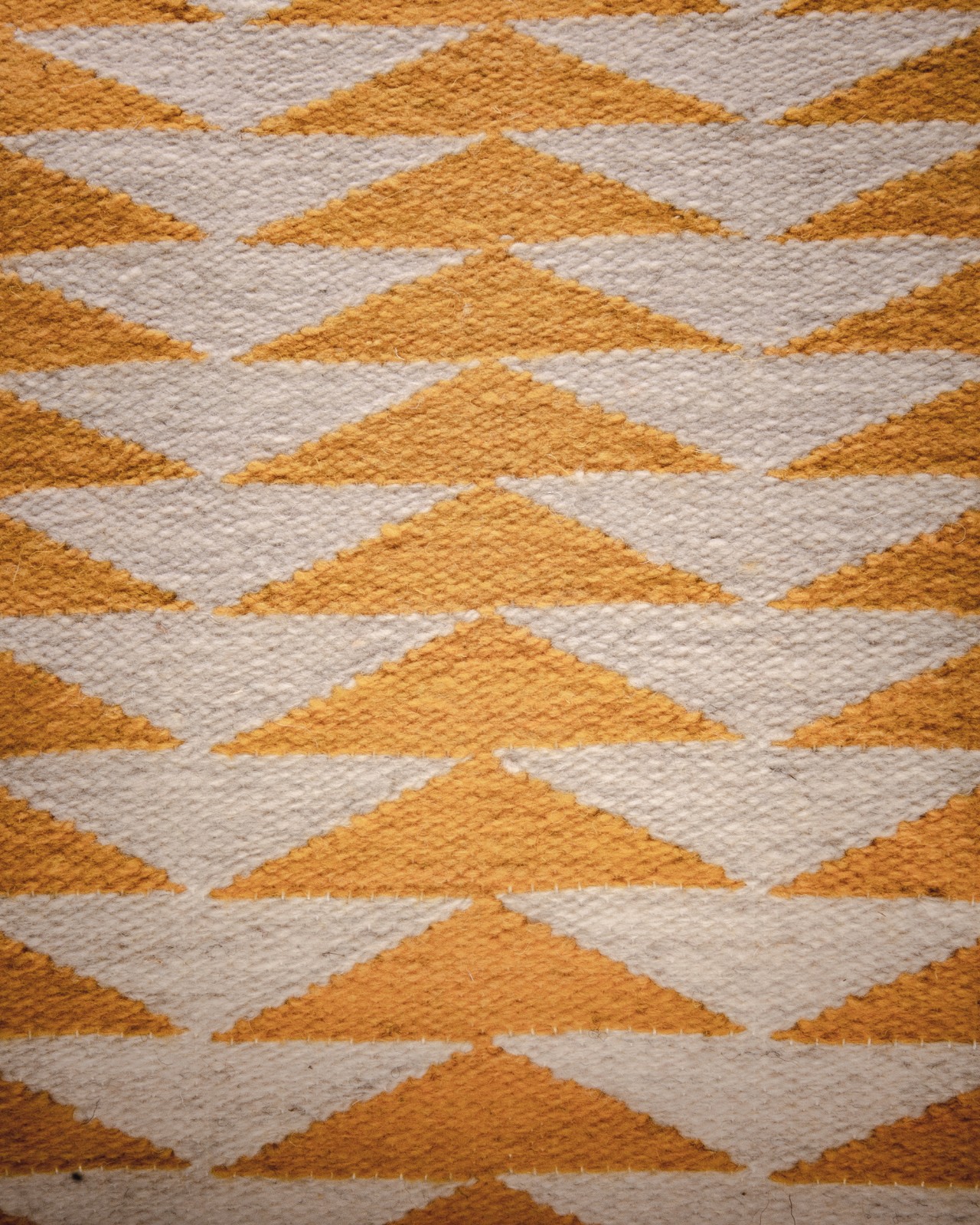 Handgeweven schapenwollen kussen met zwart of geel driehoekpatroon (bank of woonkamer)