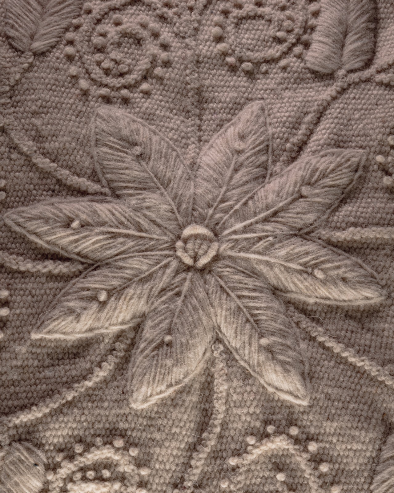 Handgeweven wit bloemen schapenwollen kussen (bank of woonkamer)