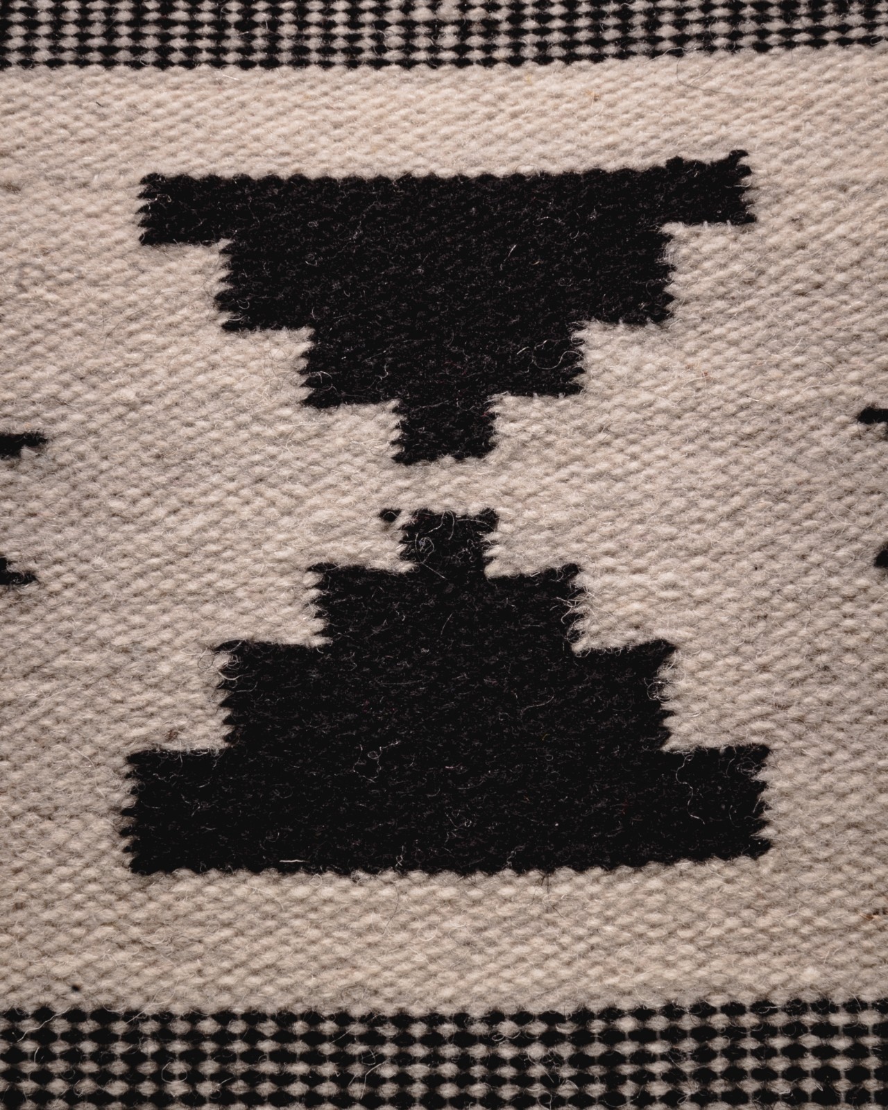 Handgeweven zwart en wit schapenwollen kussen (bank of woonkamer)