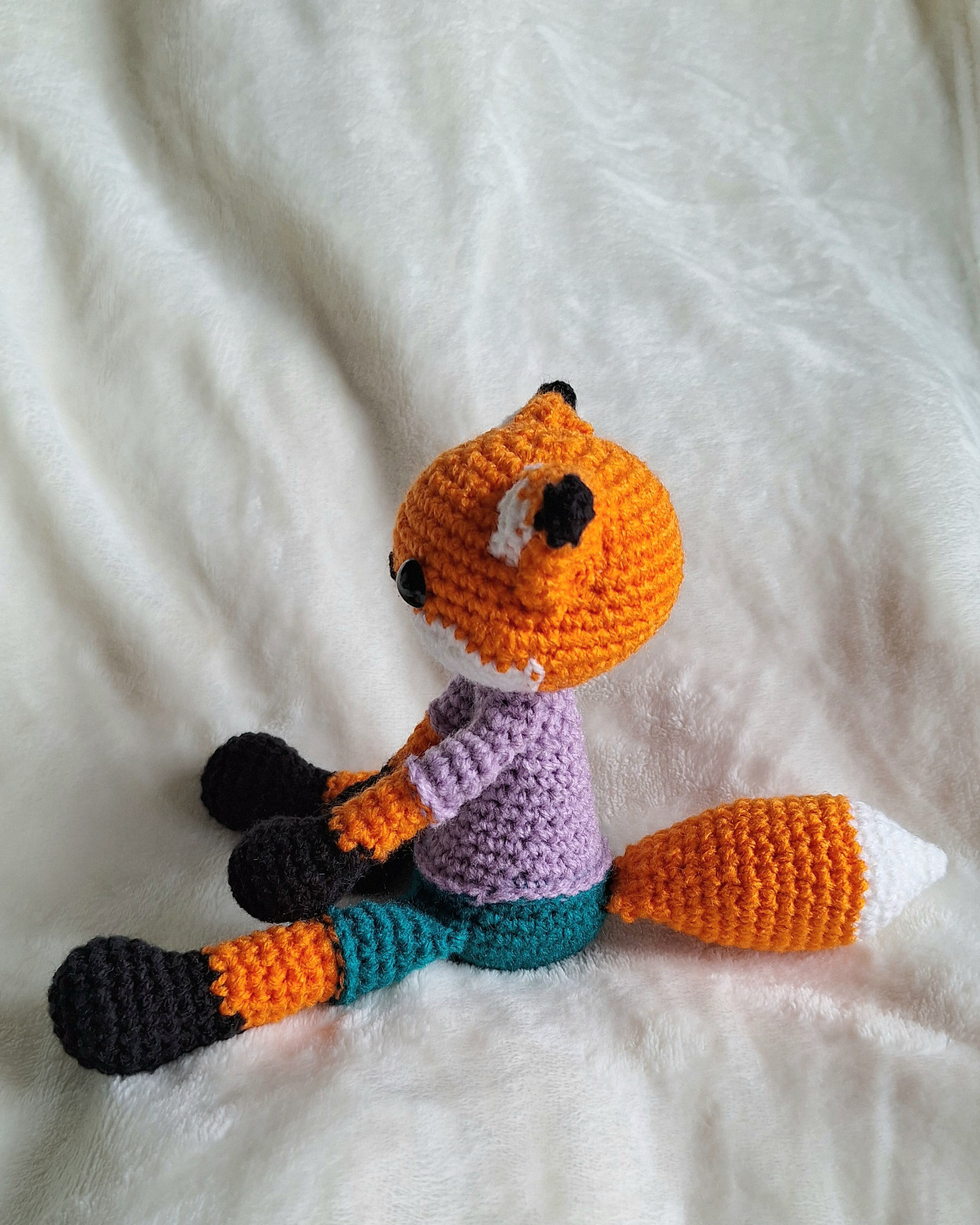 Gehaakte vos knuffel met kleurrijke outfit - 138678 Gehaakte vos knuffel met kleurrijke outfit
