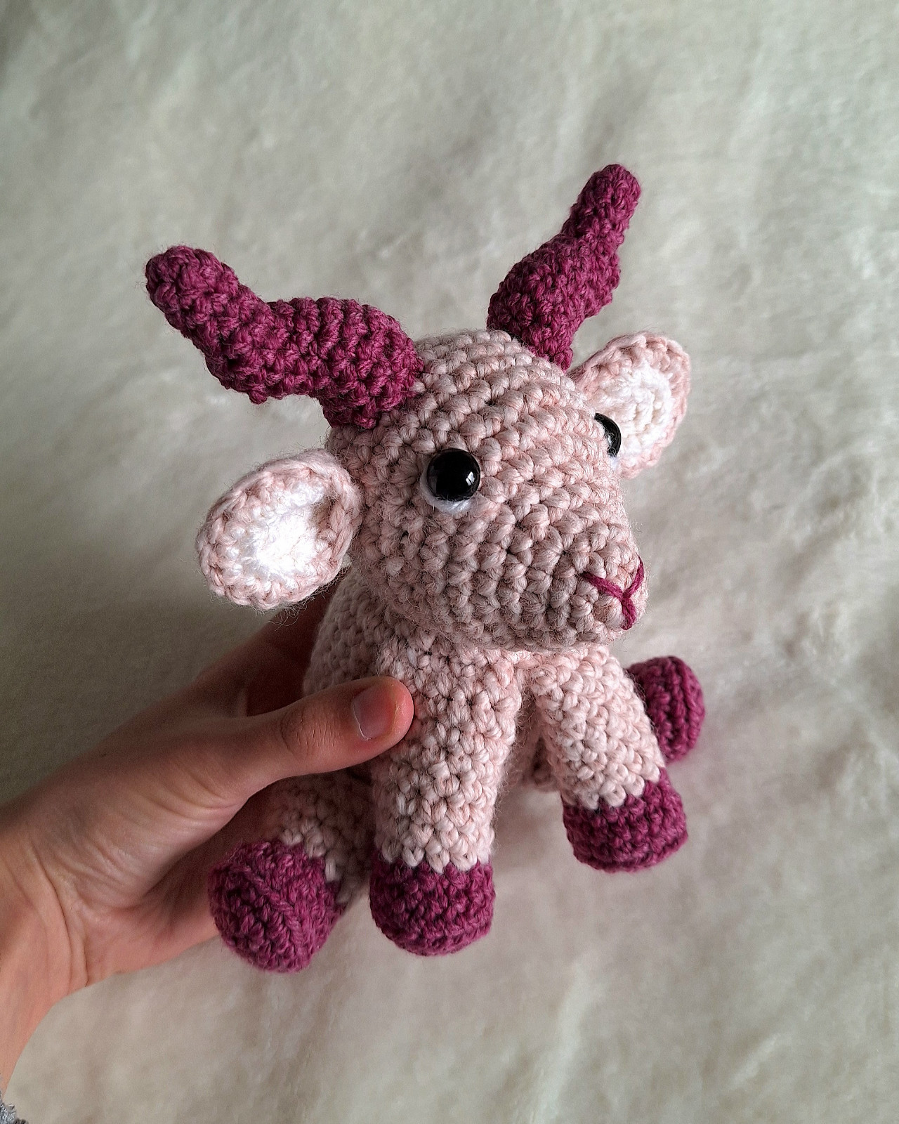 Roze gehaakte geit knuffel - 138685 Roze gehaakte geit knuffel