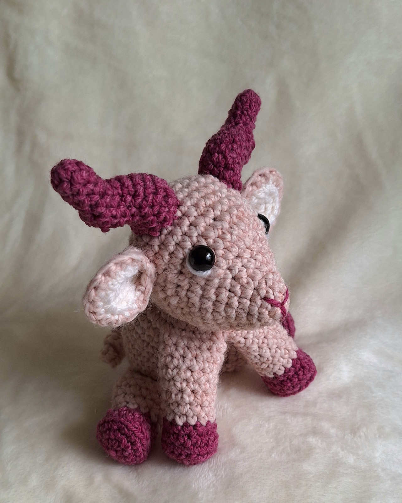 Roze gehaakte geit knuffel - 138686 Roze gehaakte geit knuffel
