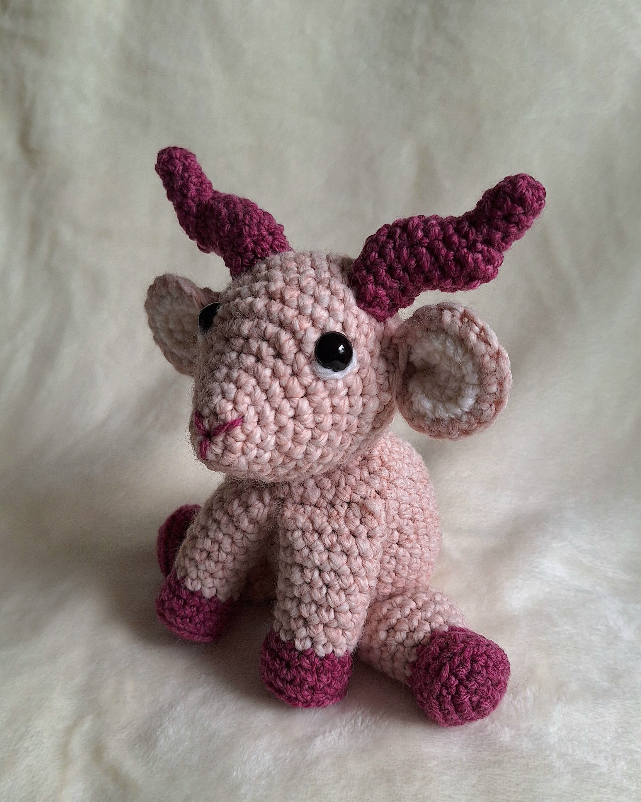 Roze gehaakte geit knuffel - 138687 Roze gehaakte geit knuffel