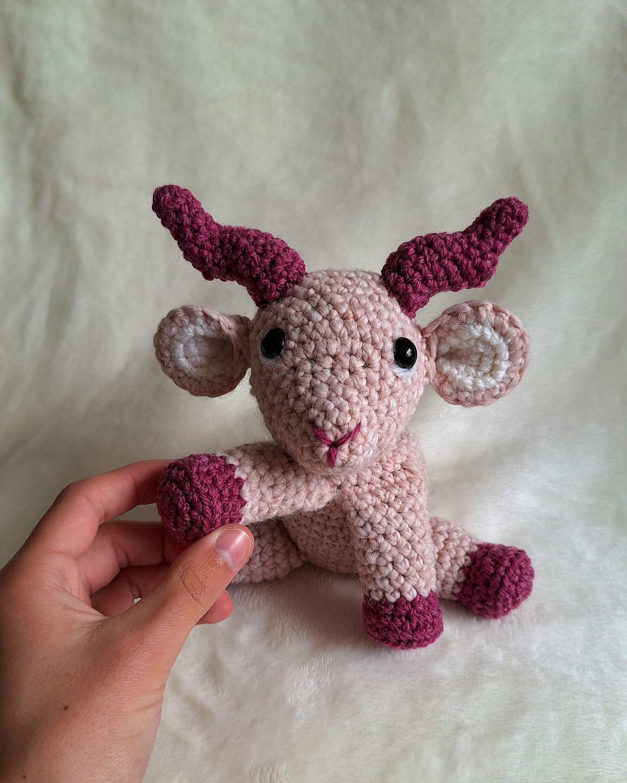 Roze gehaakte geit knuffel - 138688 Roze gehaakte geit knuffel