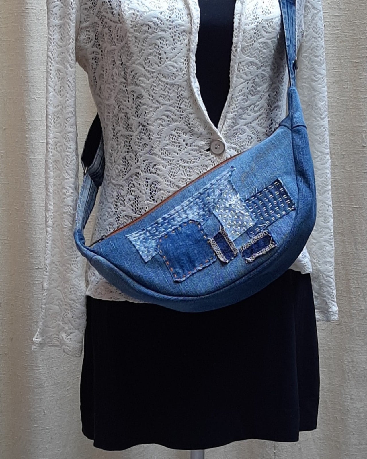 Denim slingbag / crossbodybag donker
