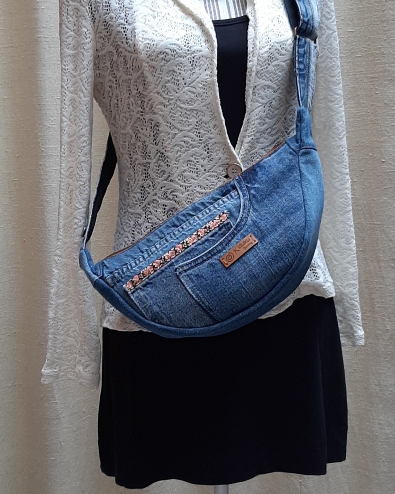 Denim slingbag / crossbodybag donker