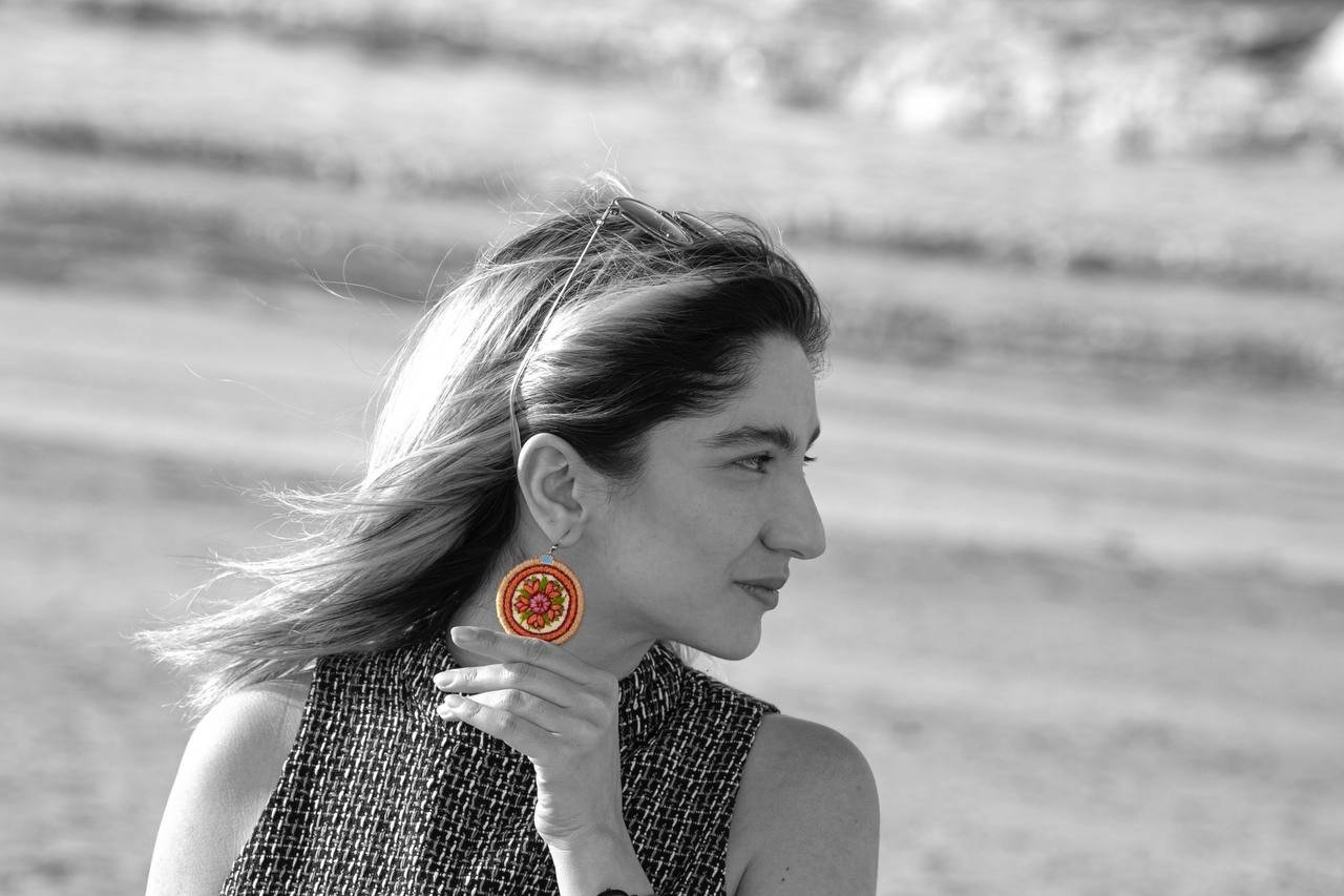 Handgeborduurde ronde Pateh oorbellen van wol