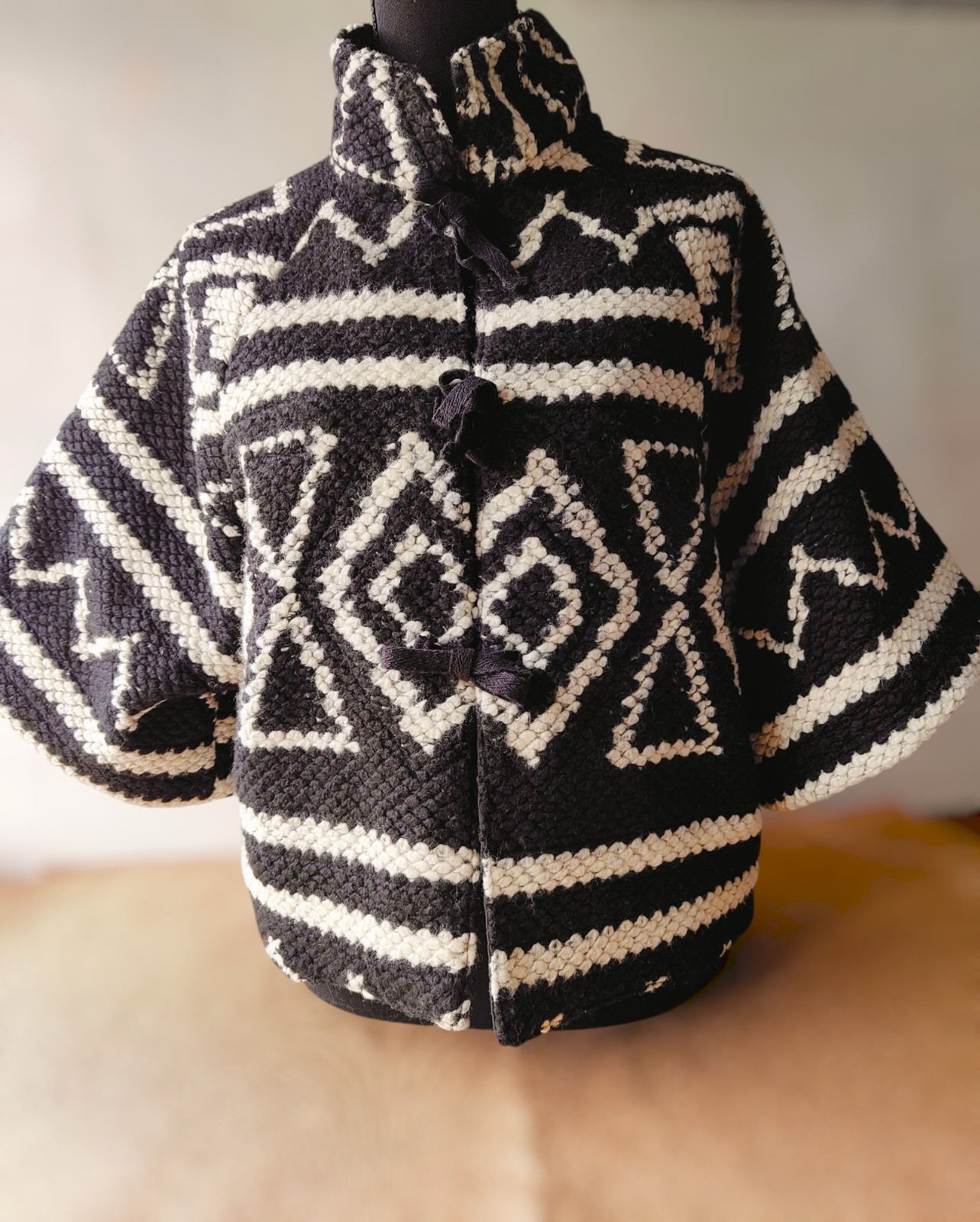 Handgemaakte wollen jas met textuur