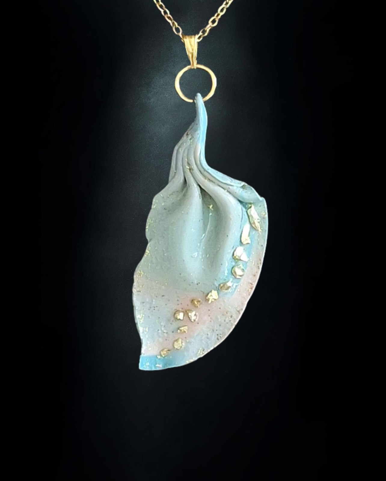Handgemaakte licht turquoise hanger van klei - boho statement ketting… - 139299 Handgemaakte licht turquoise hanger van klei - boho statement ketting - speciaal verjaardagsgeschenk vriendin