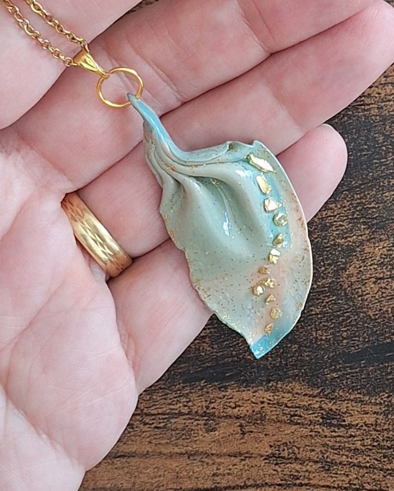 Handgemaakte licht turquoise hanger van klei - boho statement ketting… - 139300 Handgemaakte licht turquoise hanger van klei - boho statement ketting - speciaal verjaardagsgeschenk vriendin