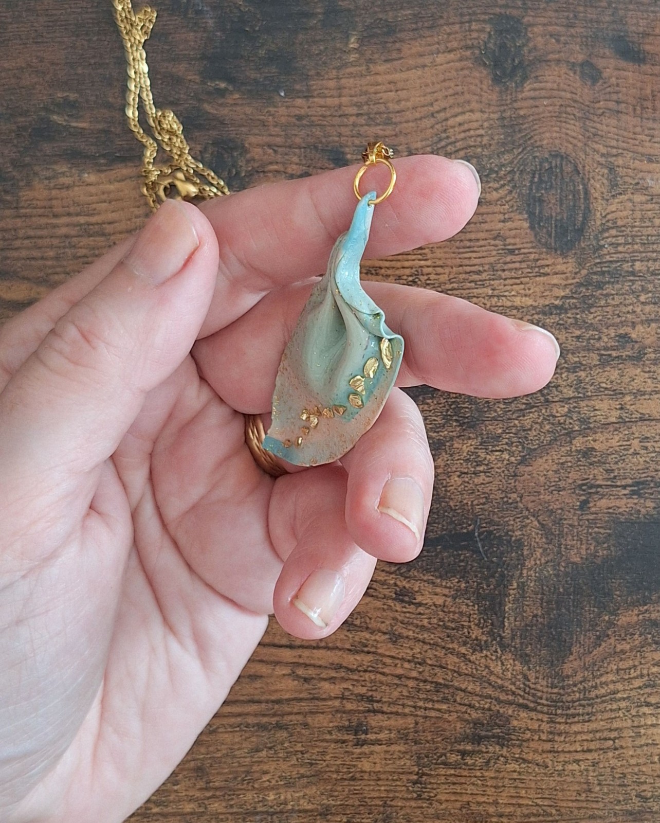 Handgemaakte licht turquoise hanger van klei - boho statement ketting… - 139303 Handgemaakte licht turquoise hanger van klei - boho statement ketting - speciaal verjaardagsgeschenk vriendin